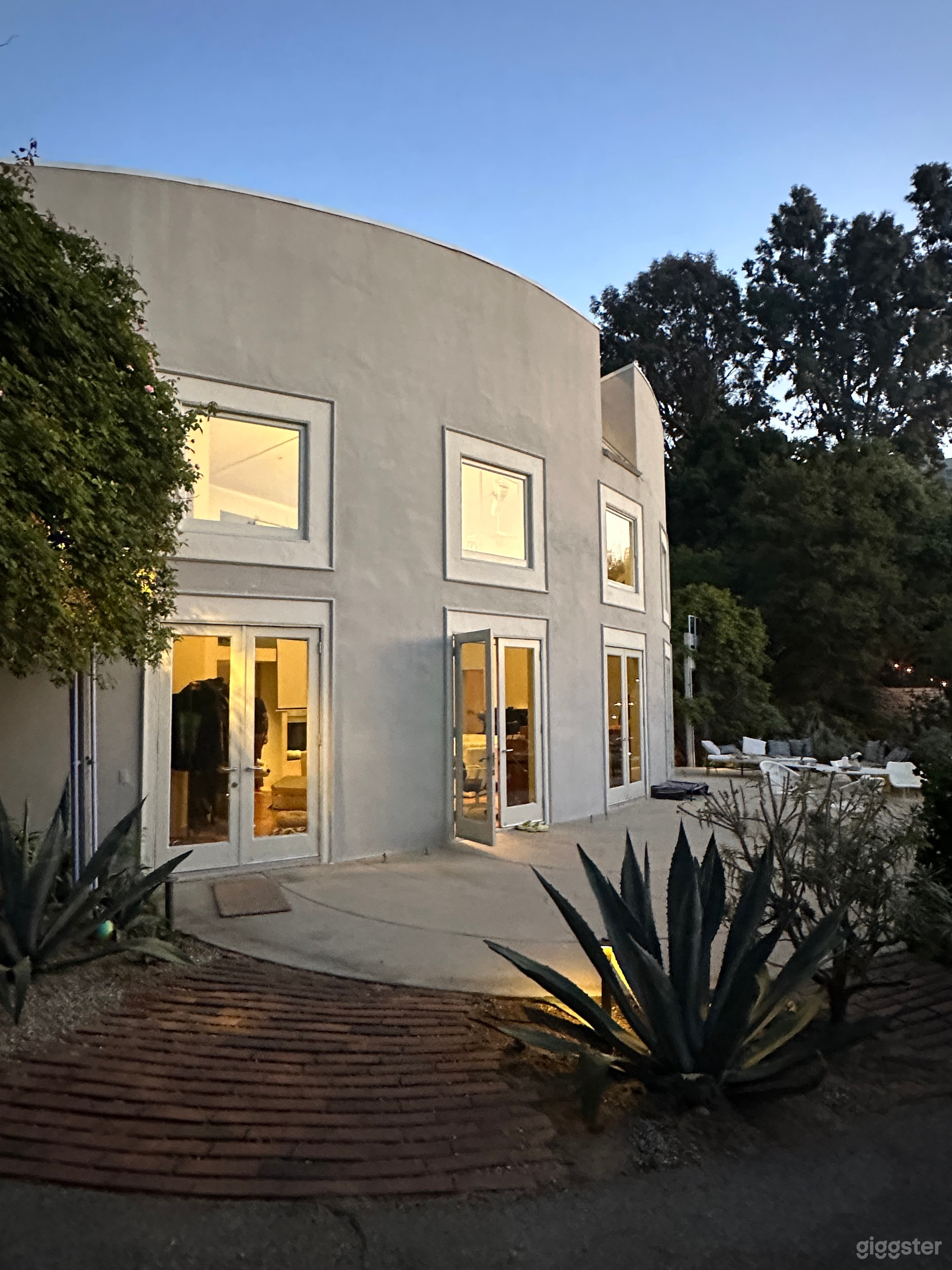 MOONHOUSE LA  Photo 1