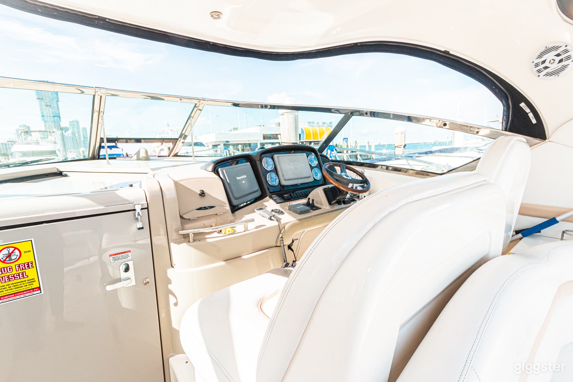 Stunning 38FT Sea Ray Sundancer Party Boat Space Events Photo 3