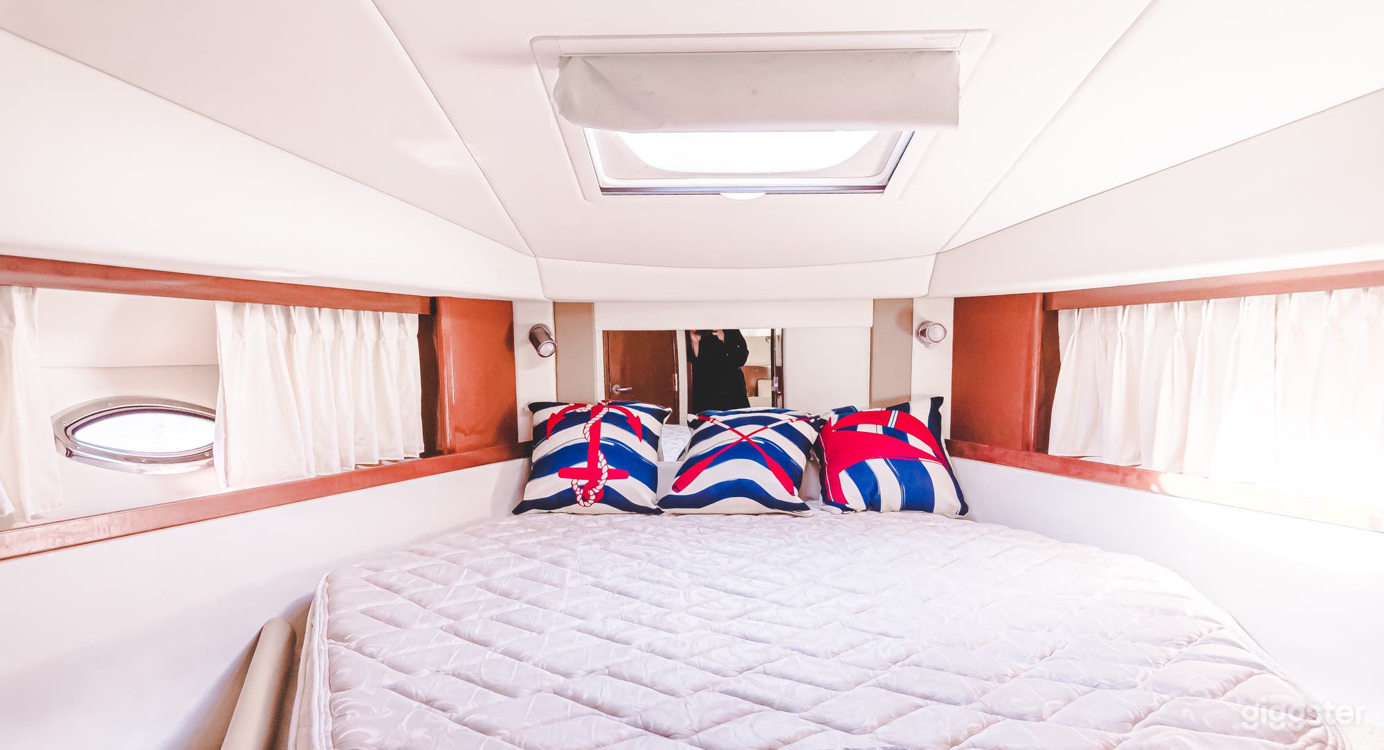 Stunning 38FT Sea Ray Sundancer Party Boat Space Events Photo 4