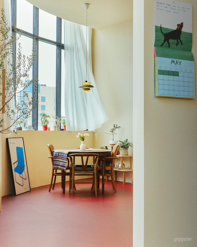  Kitchen Studio with Dining Area & Natural Light Windows 