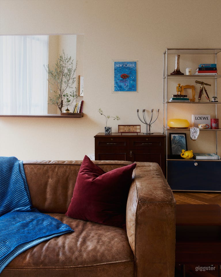  Kitchen Studio with Dining Area & Natural Light Windows 