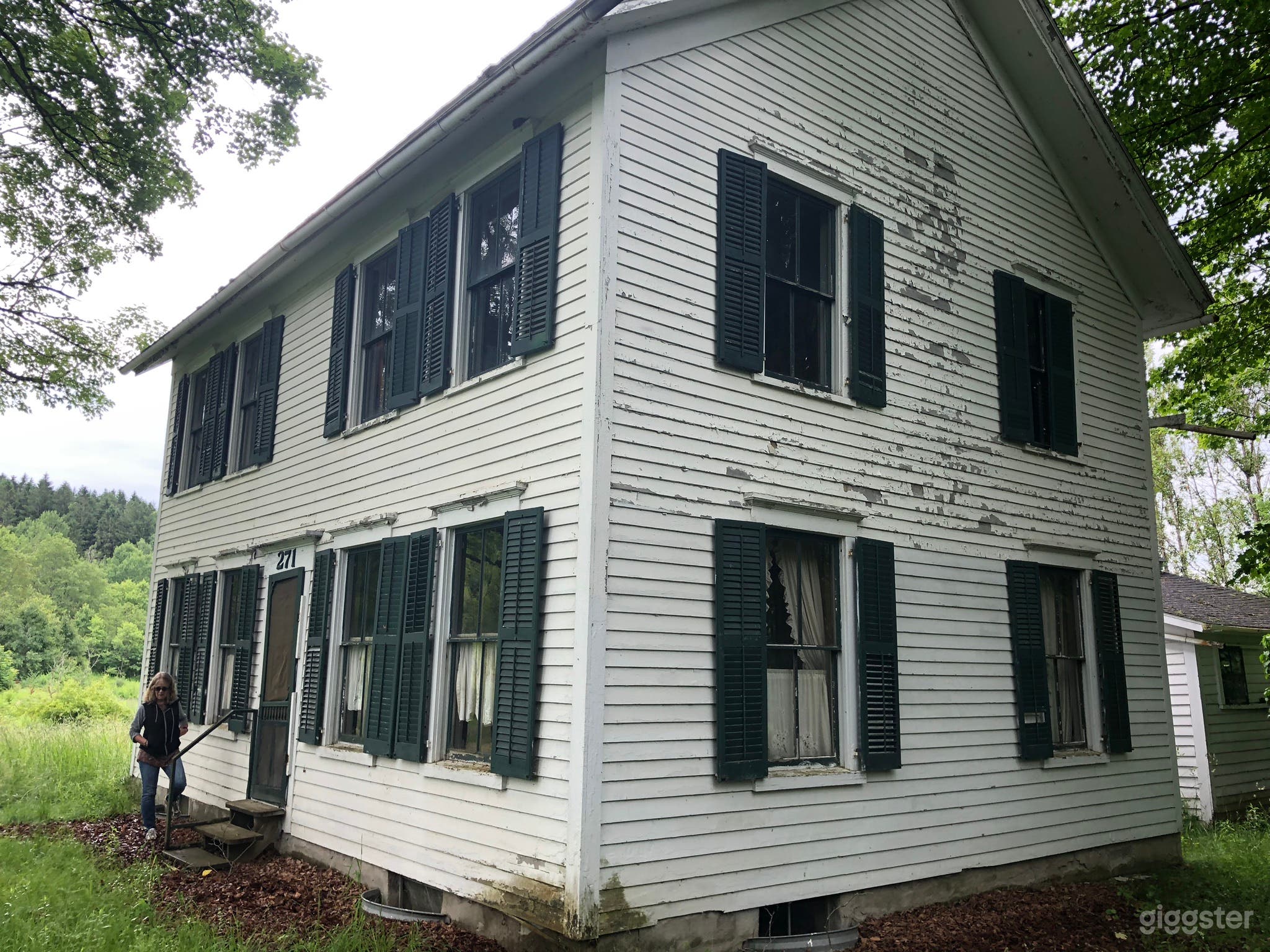 Front / road facing.