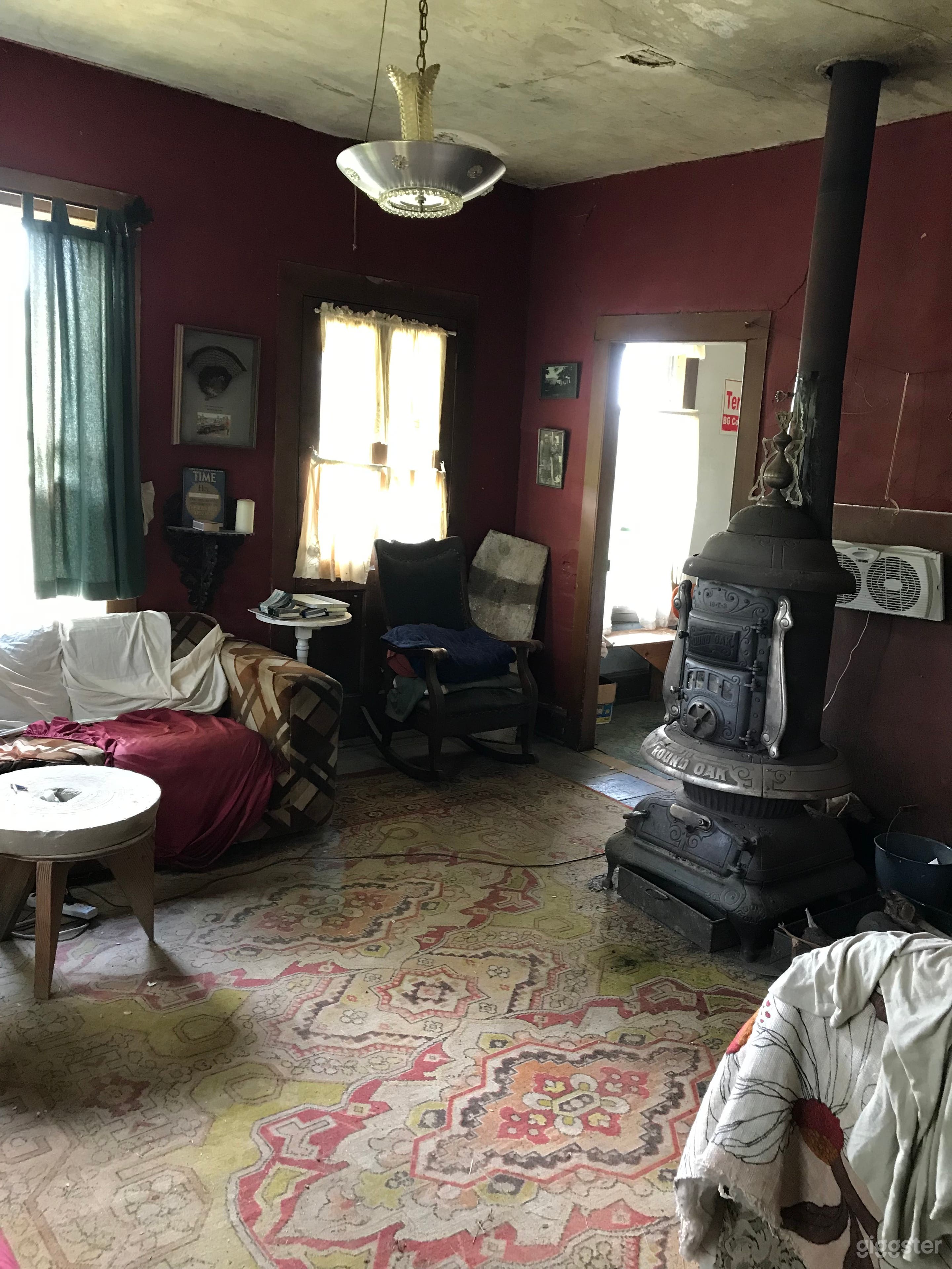 Living room / original wood stove.