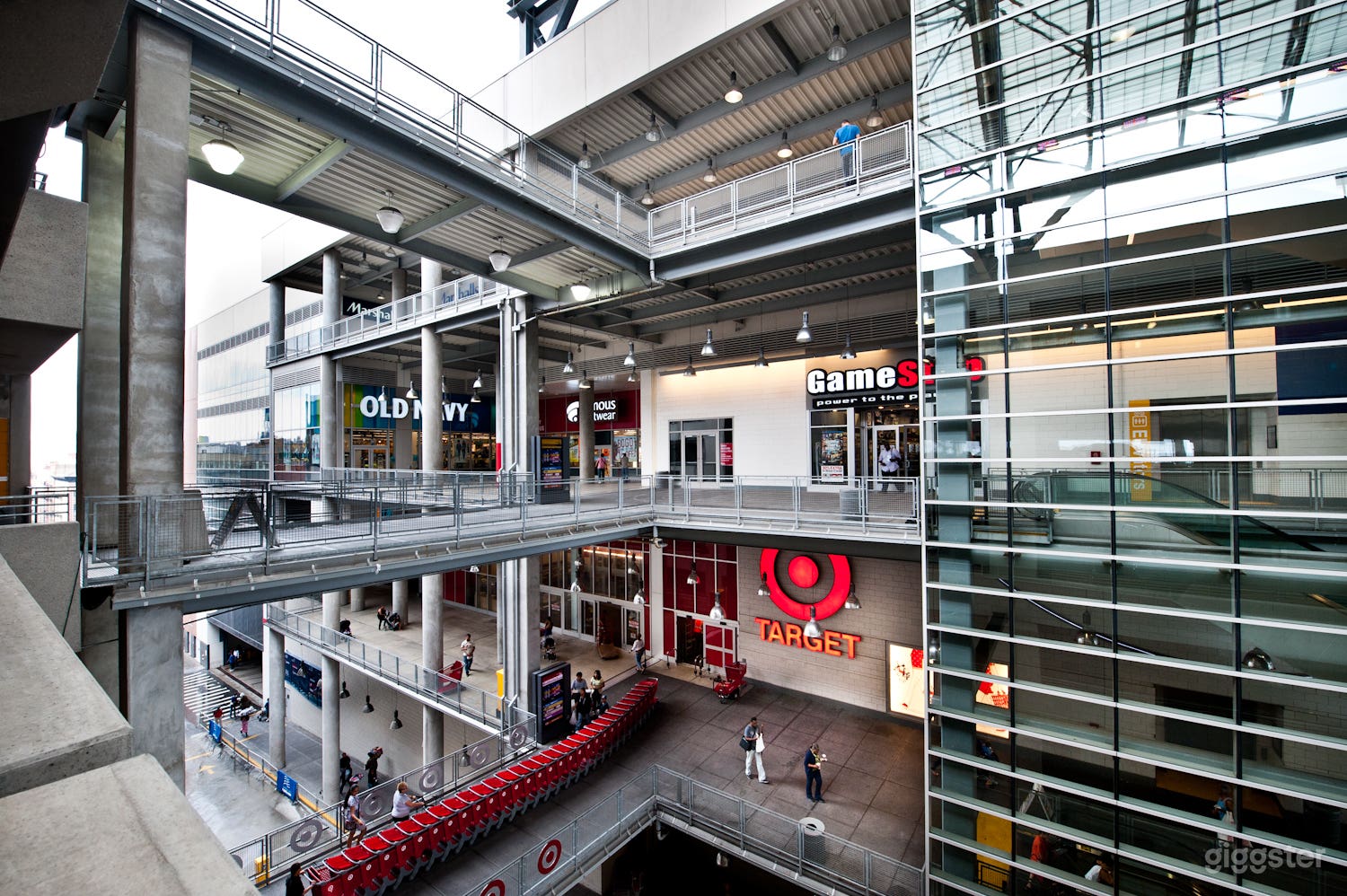 Multi level outdoor shopping Center in East Harlem Photo 2