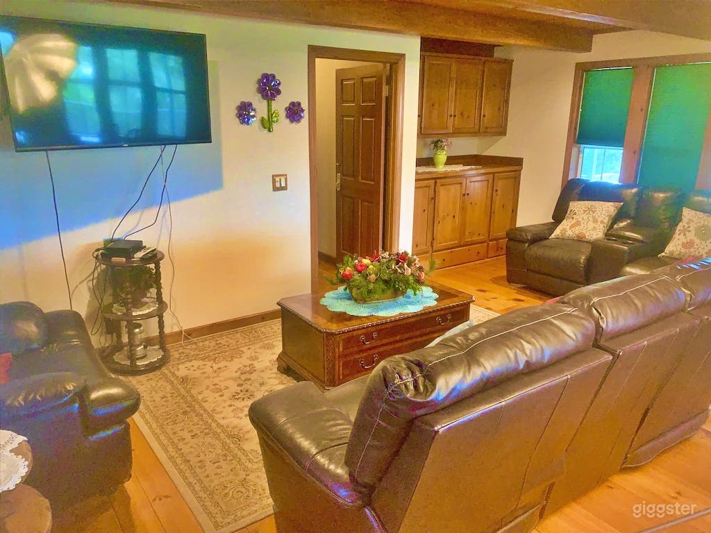 Luxurious Farmhouse in Historic Estate Photo 2