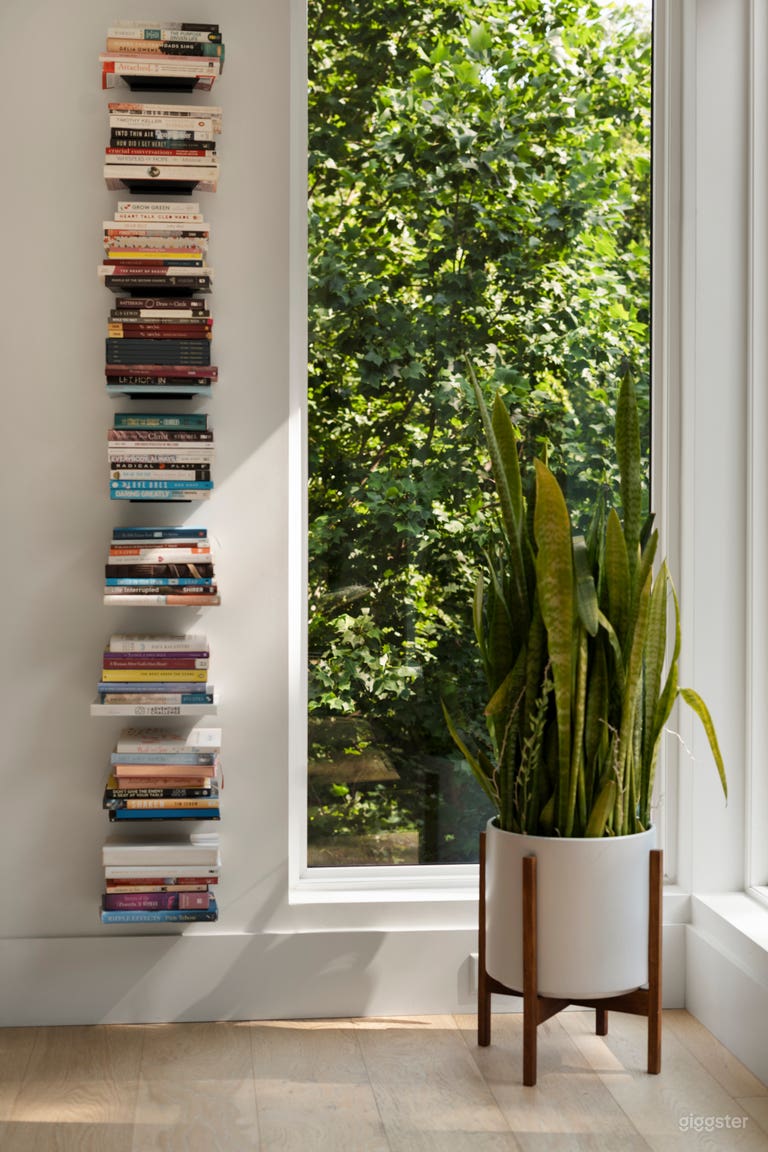  Light-Filled Dream Space with Treehouse Balcony 