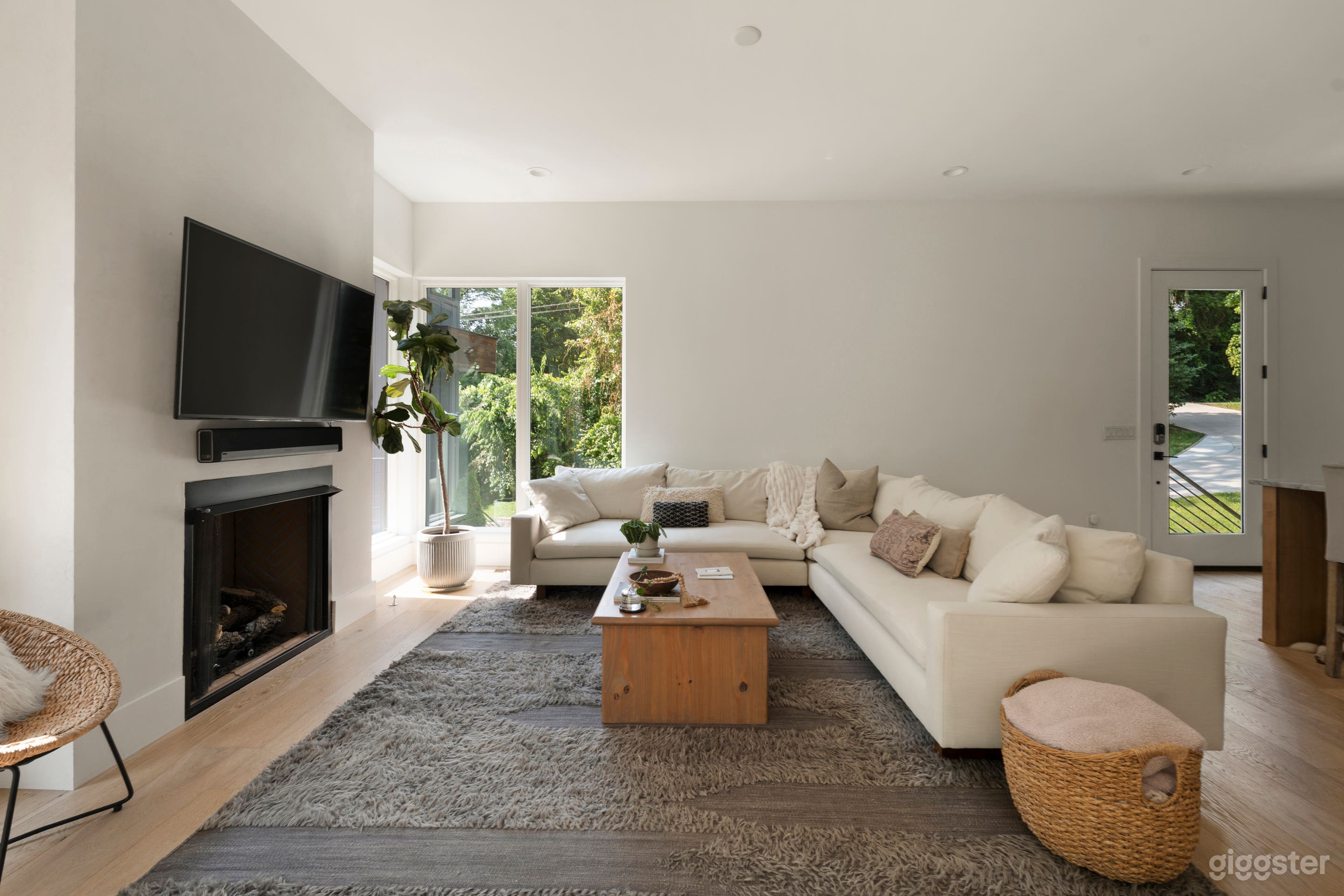 Light-Filled Dream Space with Treehouse Balcony Photo 3