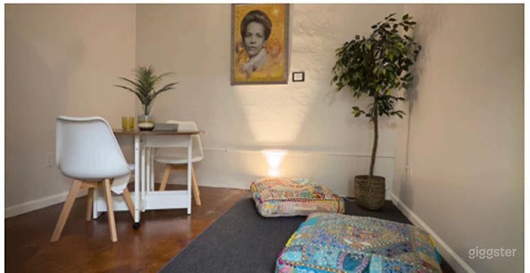  Cozy & Chic Studio for Intimate Meetings 