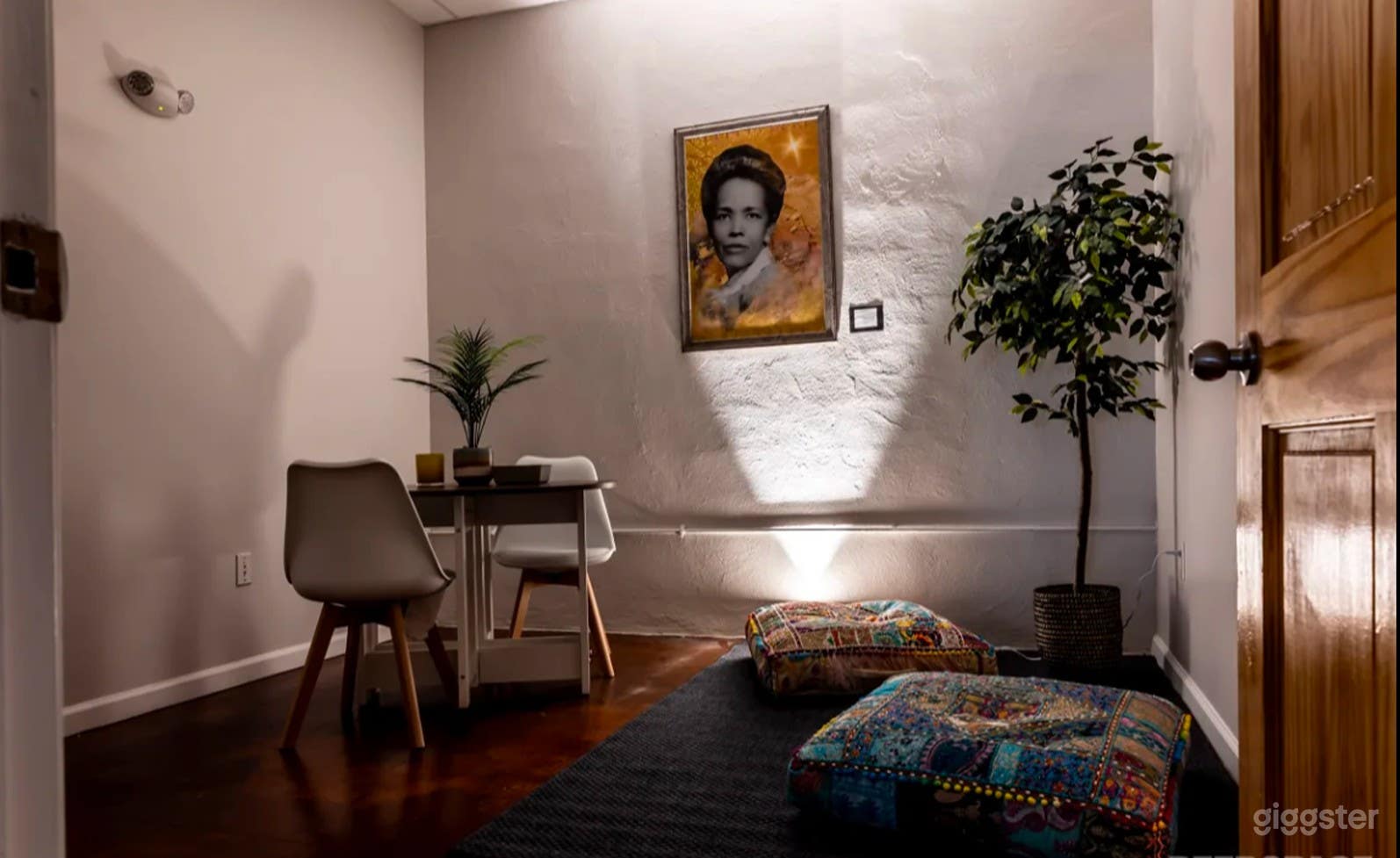 Cozy &amp; Chic Studio for Intimate Meetings Photo 1