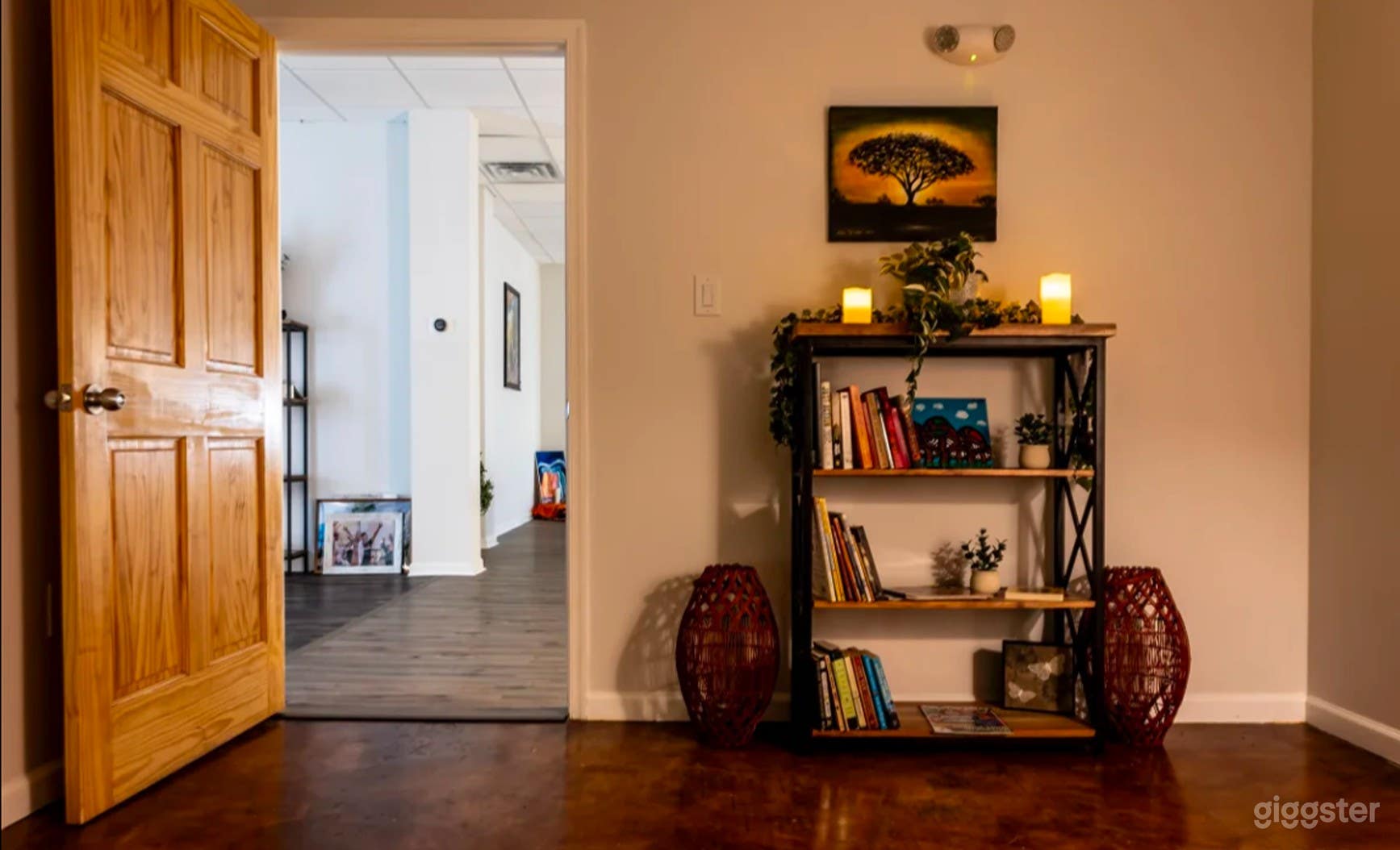 Cozy &amp; Chic Studio for Intimate Meetings Photo 3