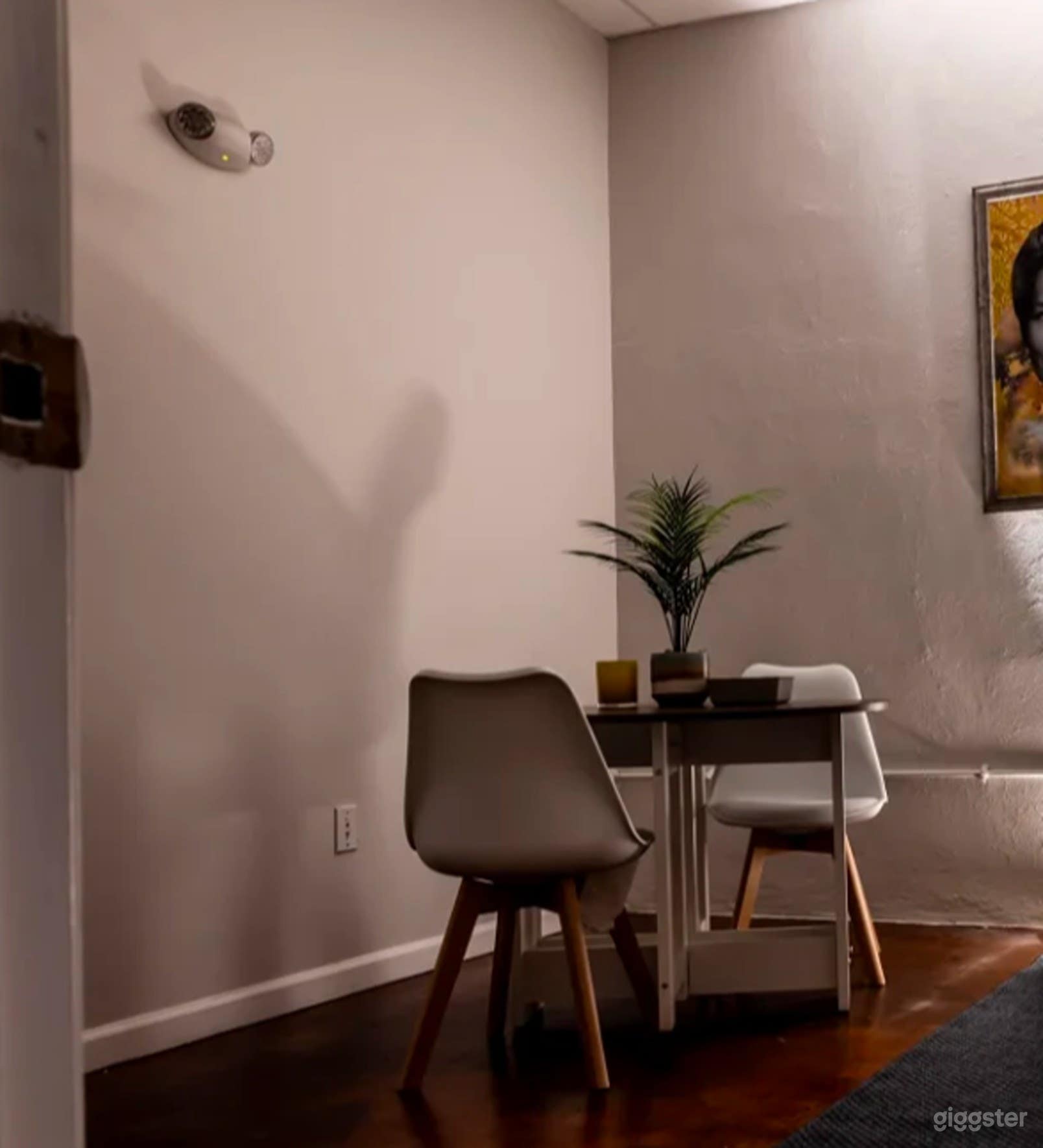 Cozy &amp; Chic Studio for Intimate Meetings Photo 4