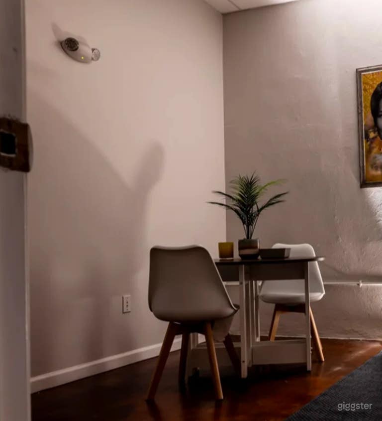  Cozy & Chic Studio for Intimate Meetings 