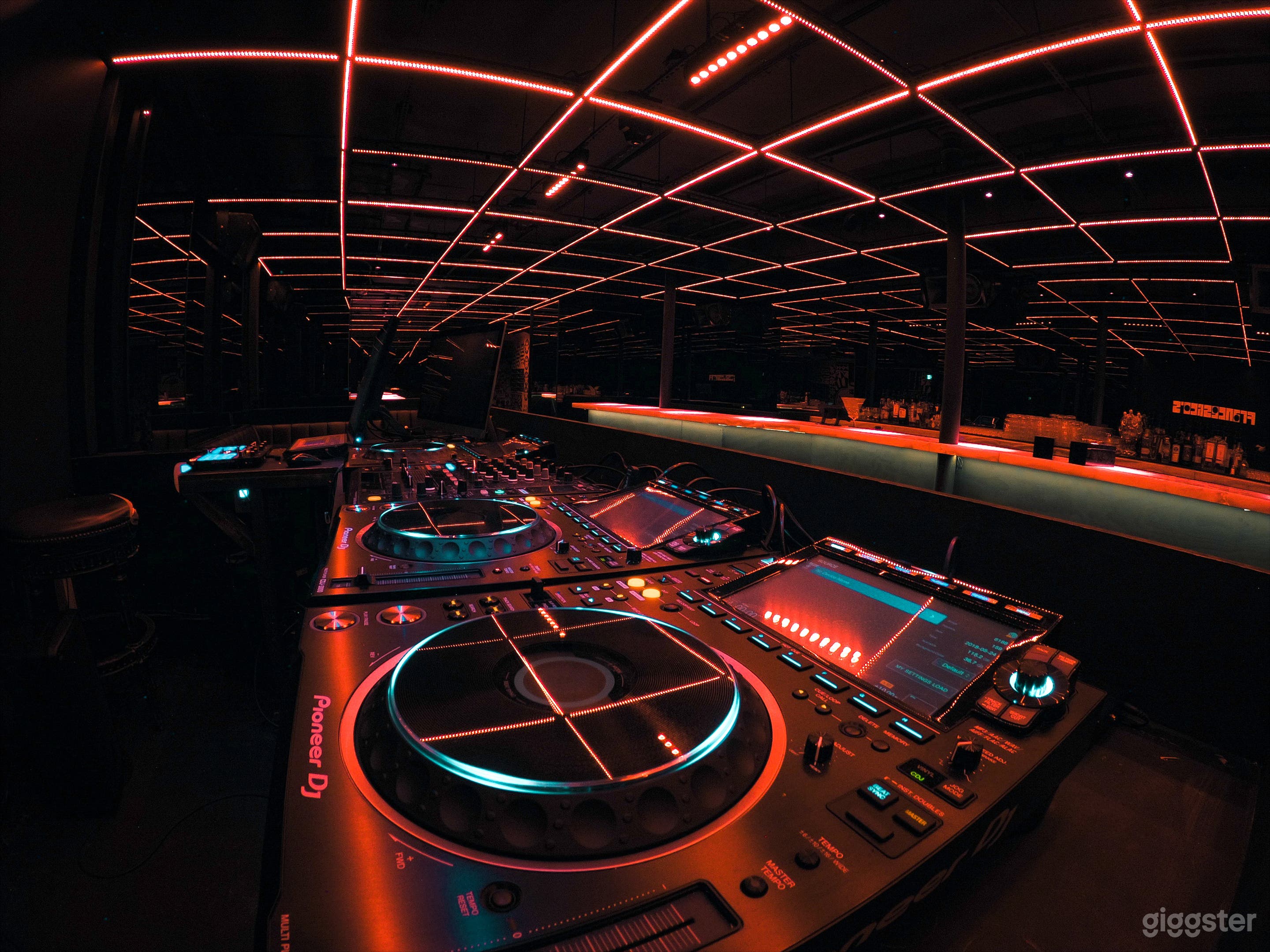 Ultramodern Dance/Bar/NightClub in Montreal Photo 2