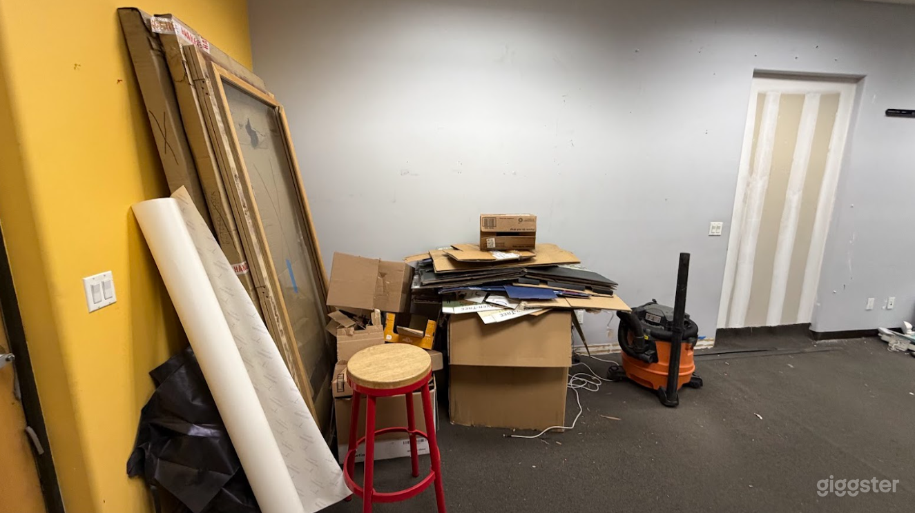 Bold Vibrant Flex Studio Jokers Room Photo 3