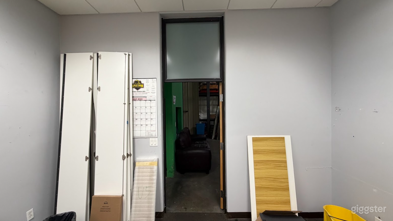 Bold Vibrant Flex Studio Jokers Room Photo 2