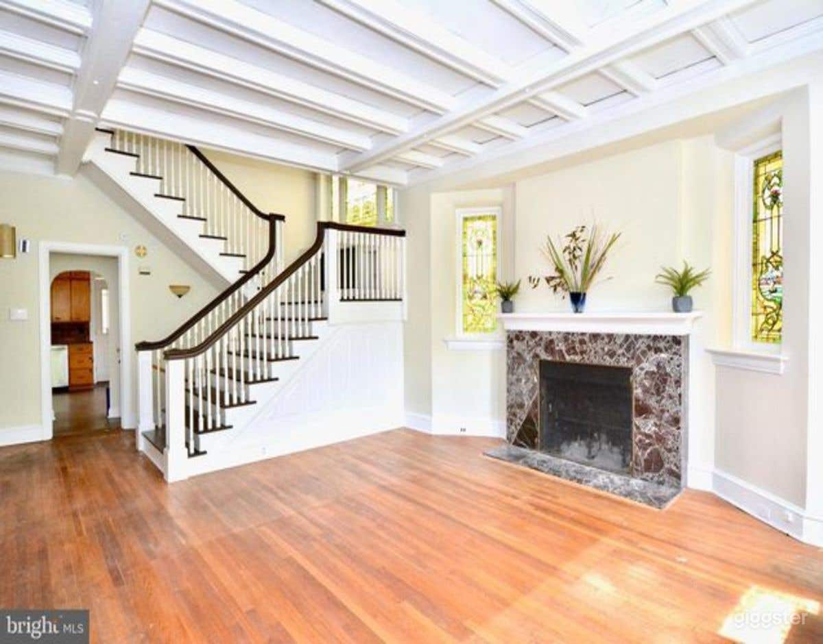 Unique Historic Home- American Brick Colonial Photo 2