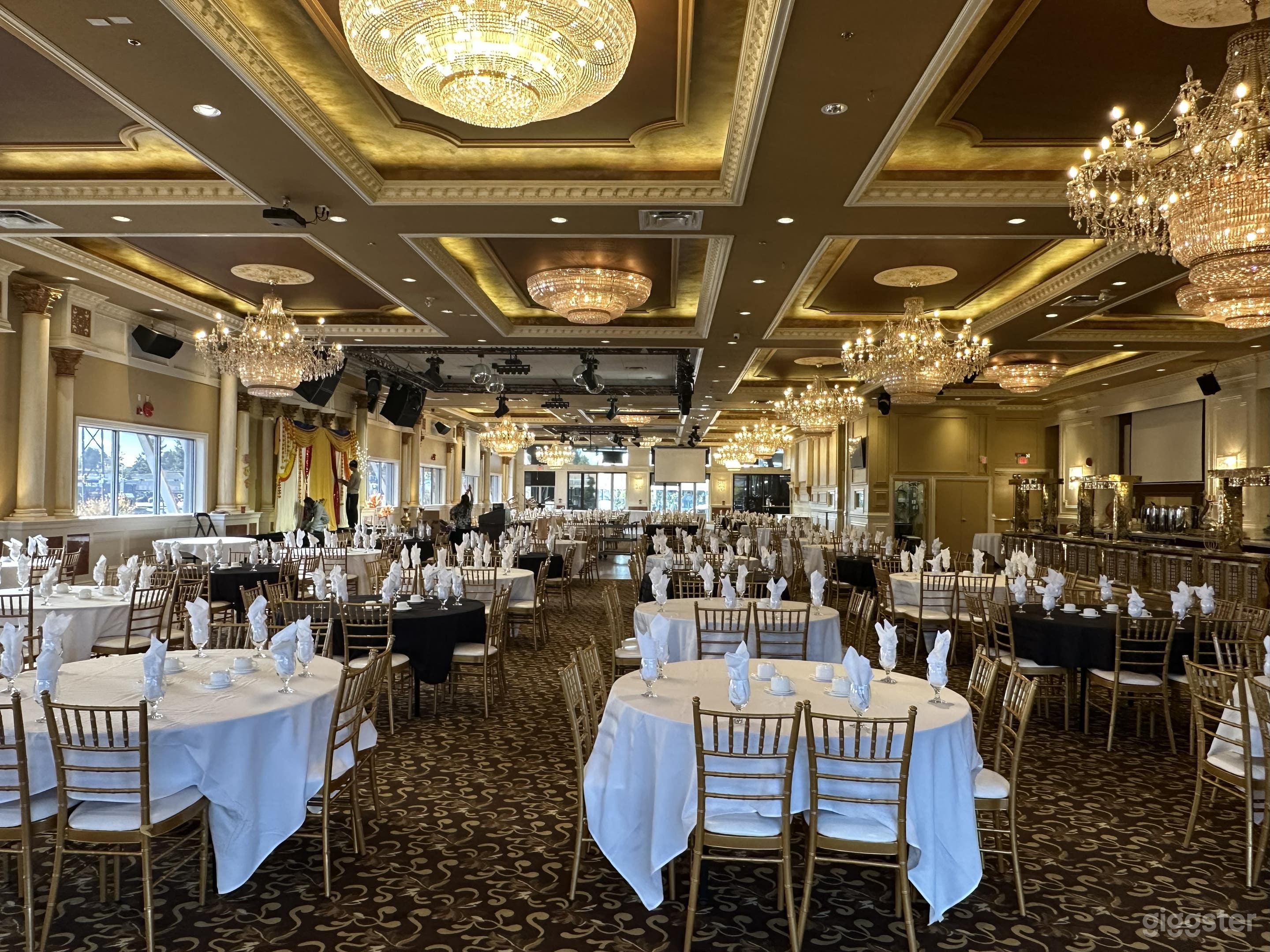 19000 Sq feet property with 2 ballrooms &amp; 200 parking spots Photo 4