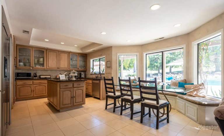  Serene Estate with Huge Secluded Backyard and Pool 