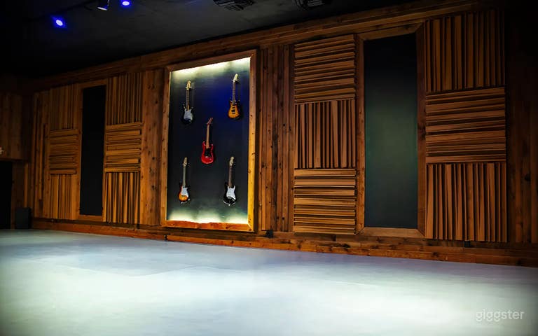  Spacious Live Recording Studio 