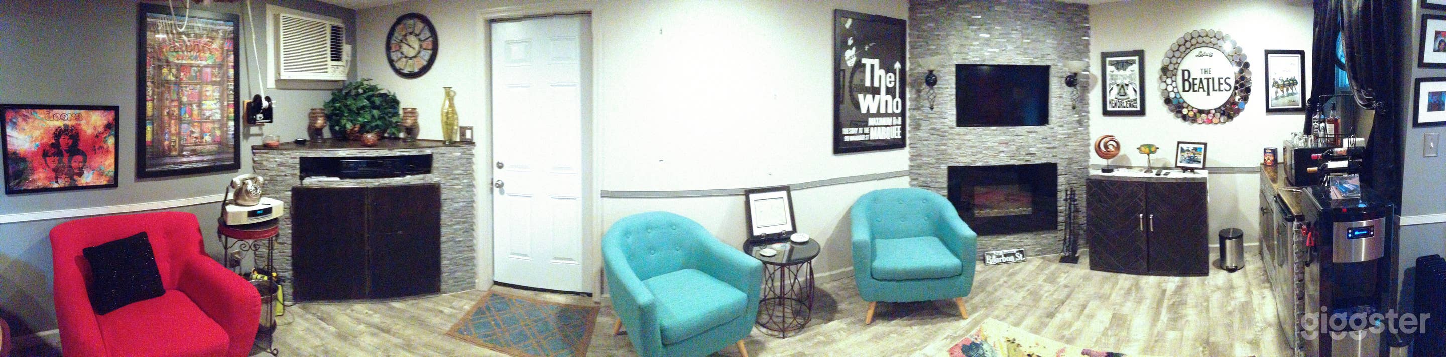 Green Room - vintage 60s, TV, Bose music system, mini-fridge, bed (available as overnight airbnb rental)