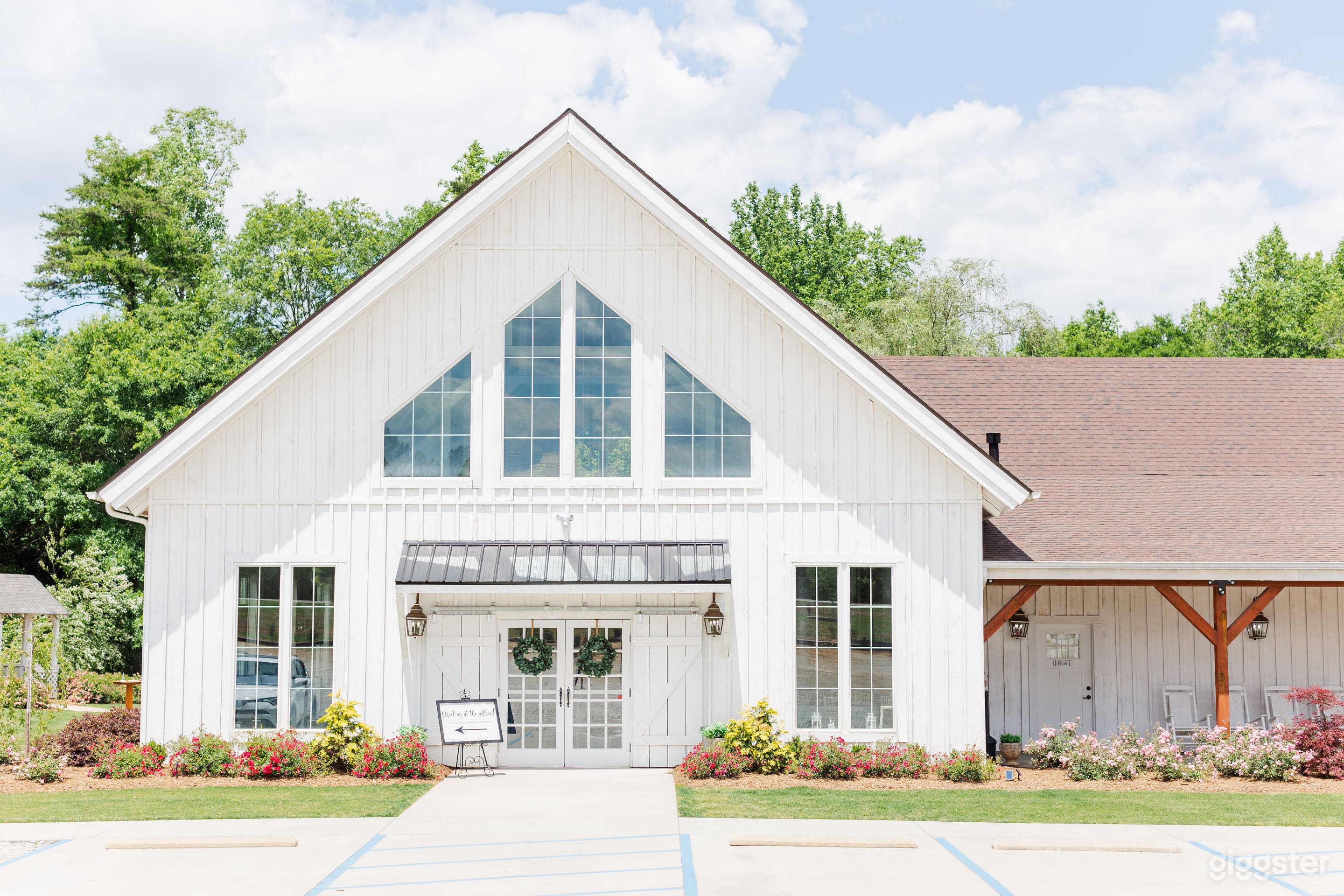 An all-white post-and-beam wedding &amp; event venue Photo 1