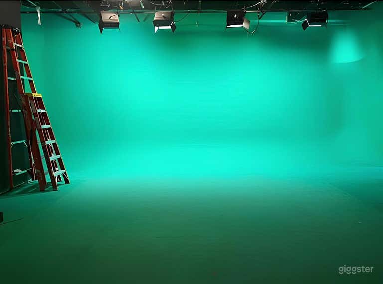  Contemporary Production Studio with Cyc Walls in New York (Buyout) 