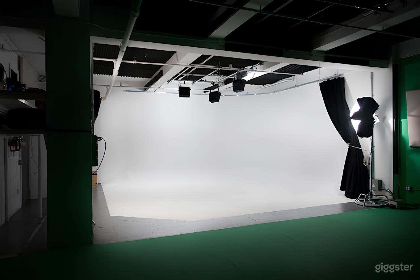 Contemporary Production Studio with Cyc Walls in New York (Buyout) Photo 4