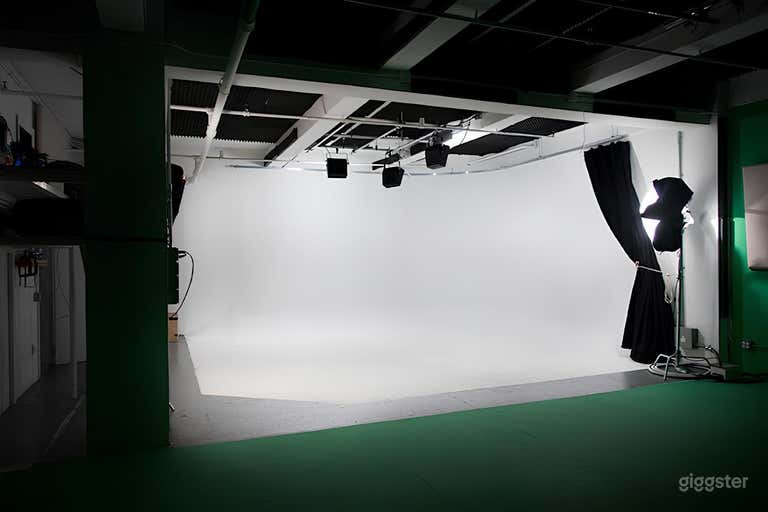  Contemporary Production Studio with Cyc Walls in New York (Buyout) 