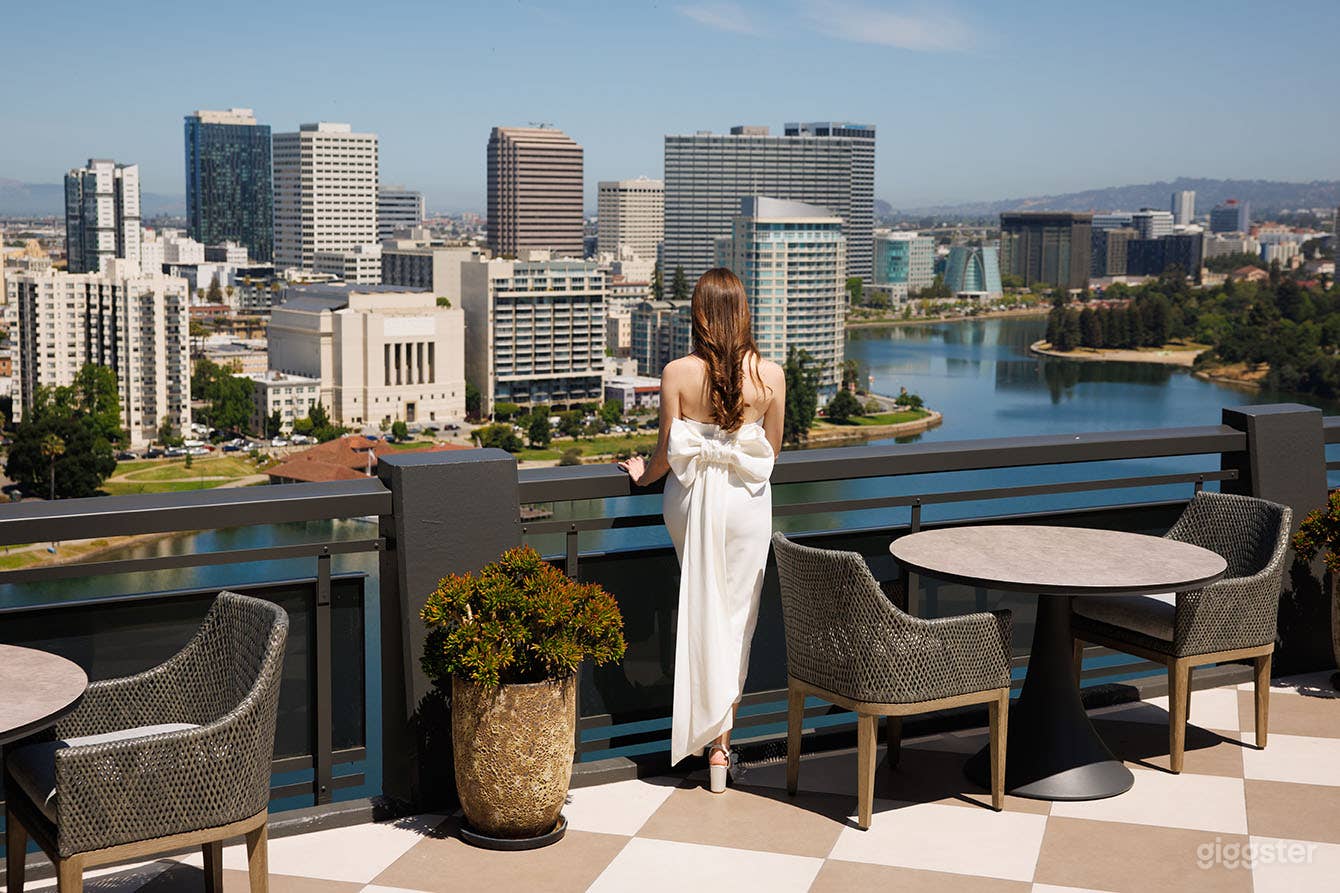 Glass-Wrapped Penthouse & Rooftop Terrace Over Lake Merritt Photo 3
