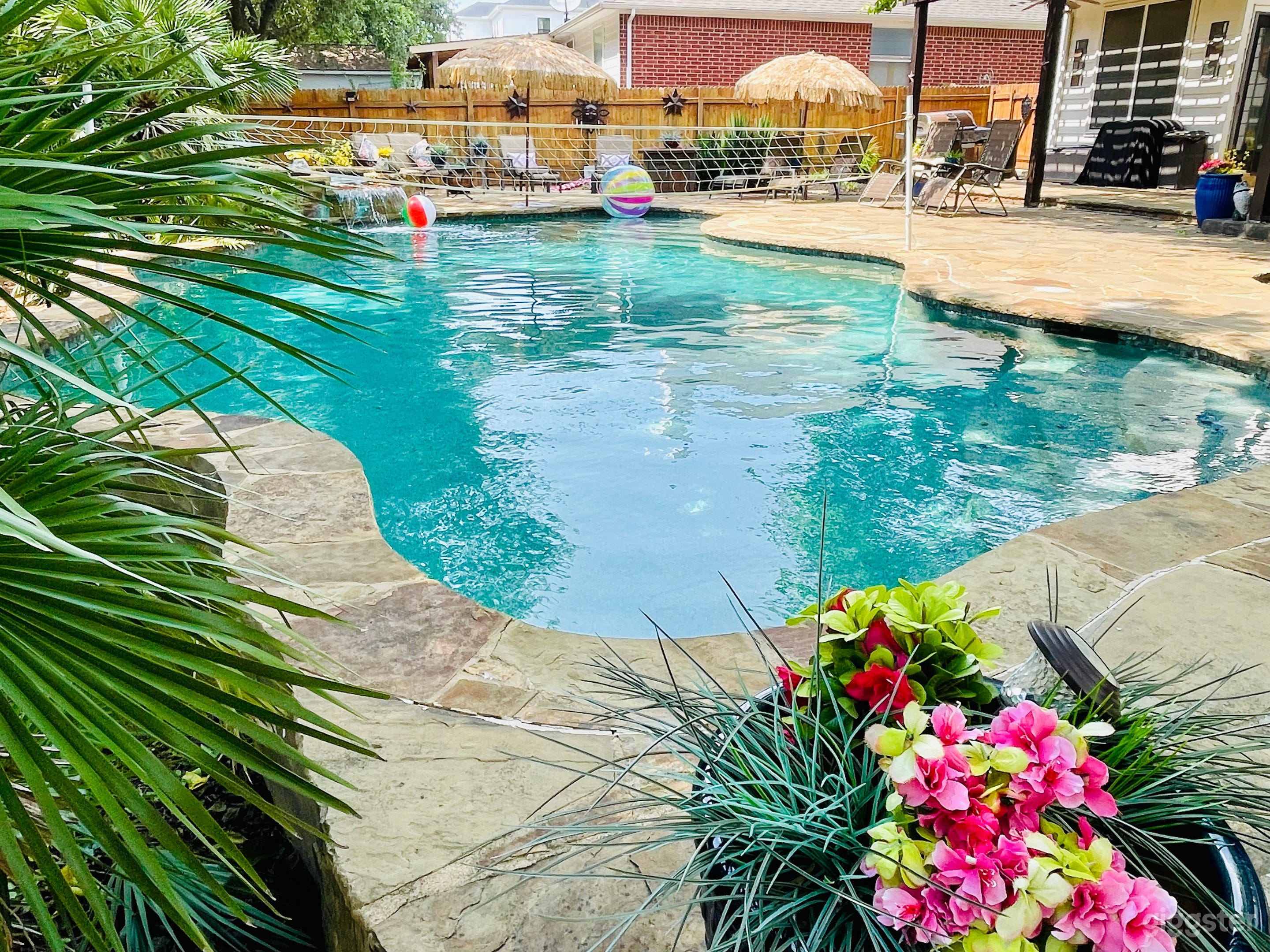 With the volleyball net for exciting fun!