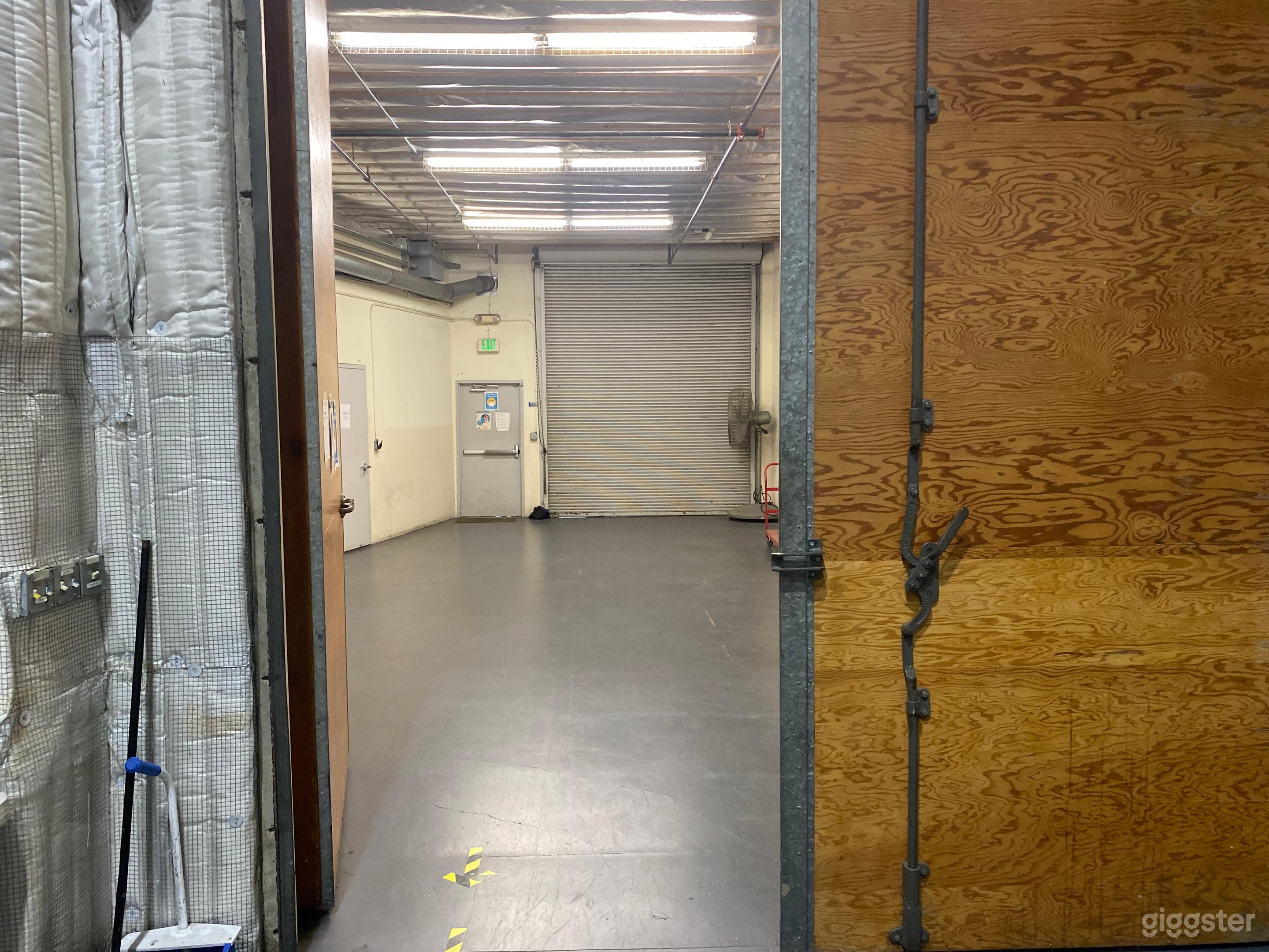 Sound proof stage door