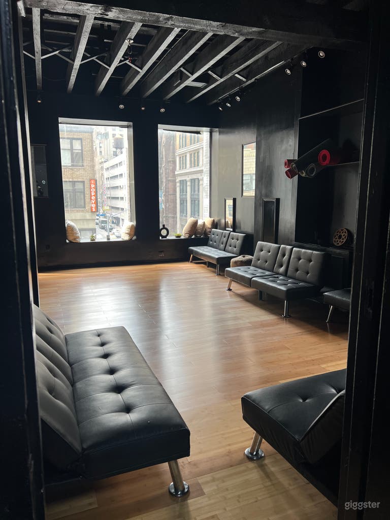  Entrance door facing large windows and fully furnished floor. Clean and maintained to the highest standard from professional cleaners. 