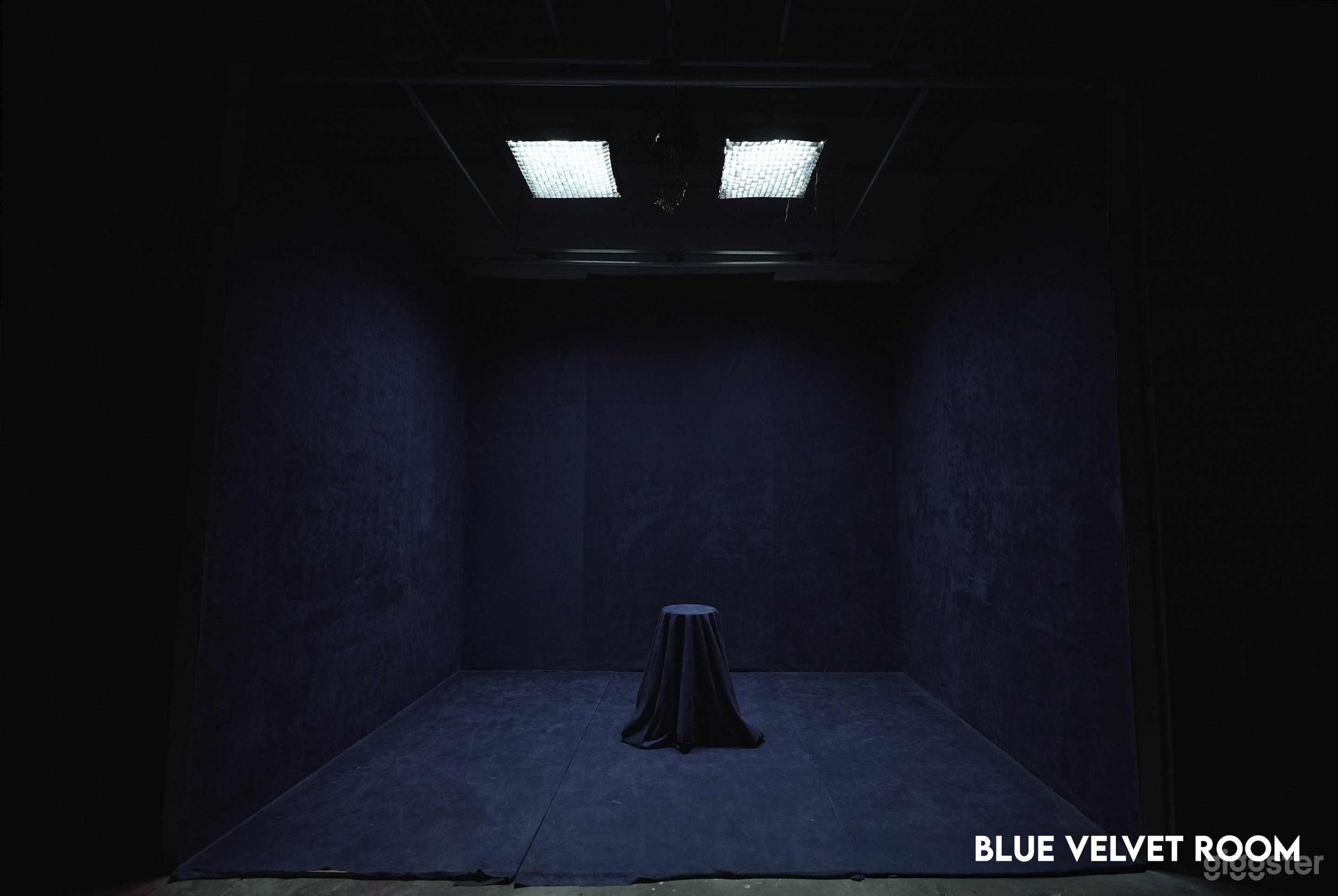 BRAND NEW Boutique Standing Sets - Lighting Included Photo 3