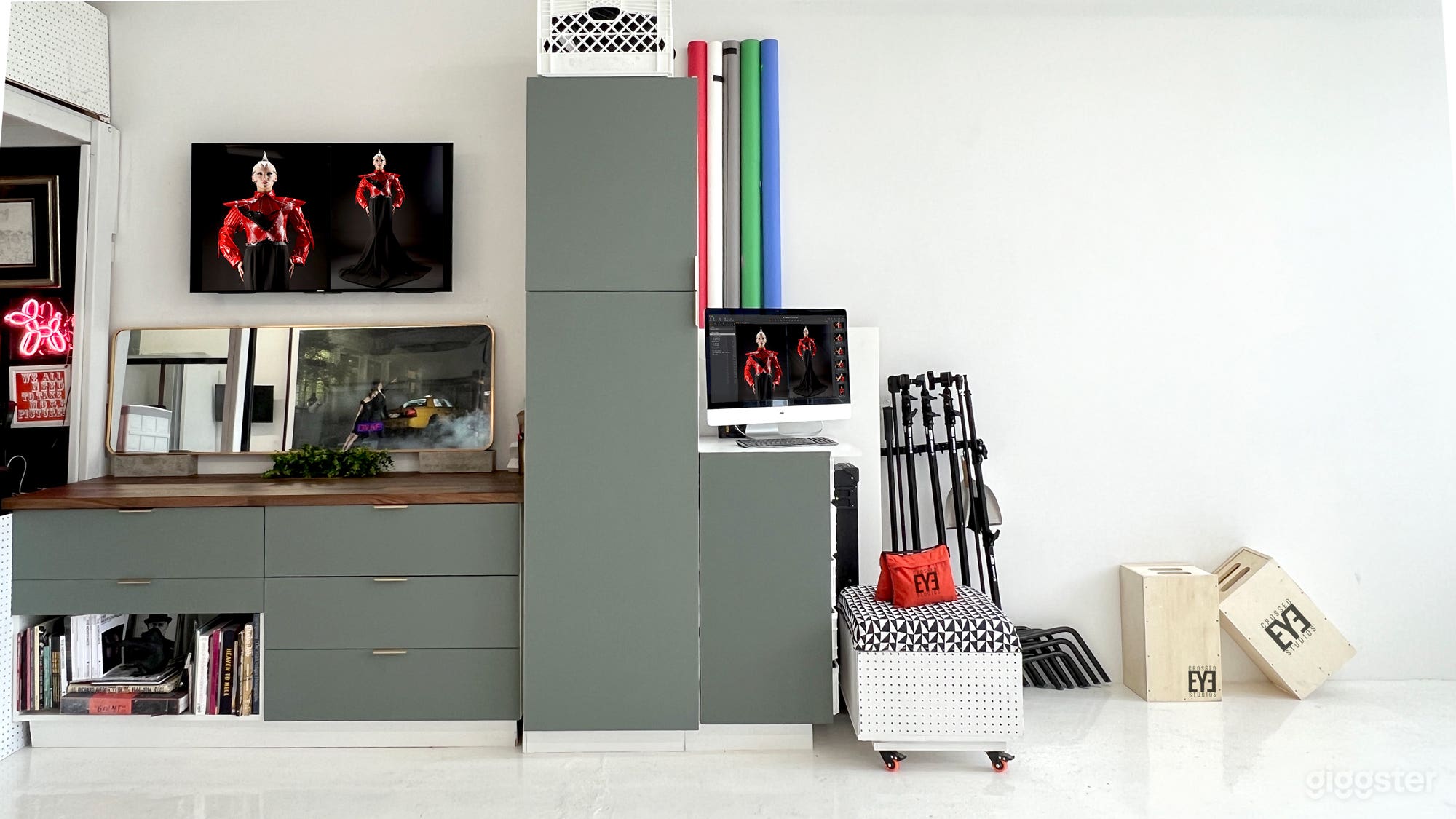 HMU (left) 42 in Client Monitor (above) and Capture Station (right)