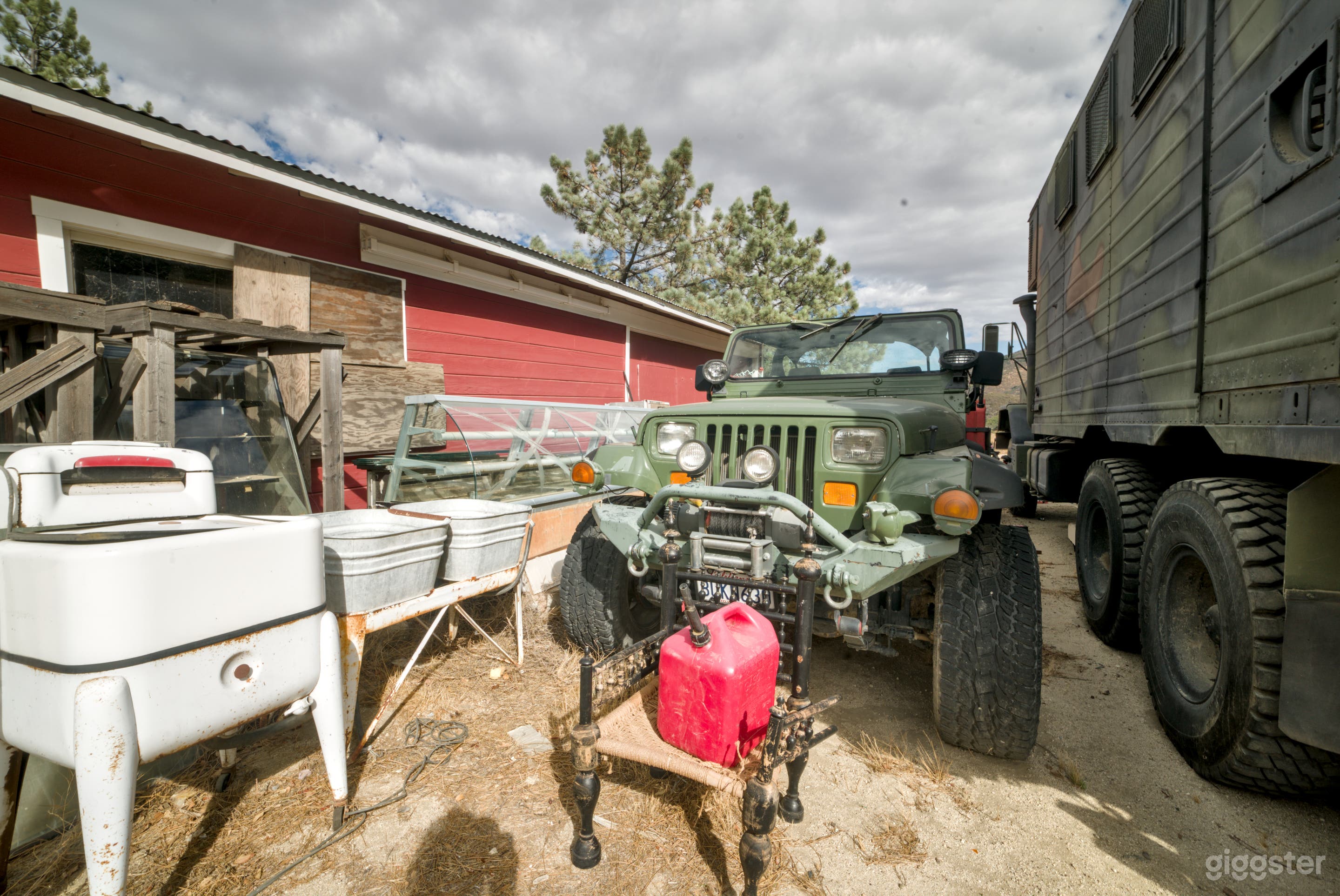 Americana Desert Barn Lot - Military, Jeeps, Boats, Junk Photo 3