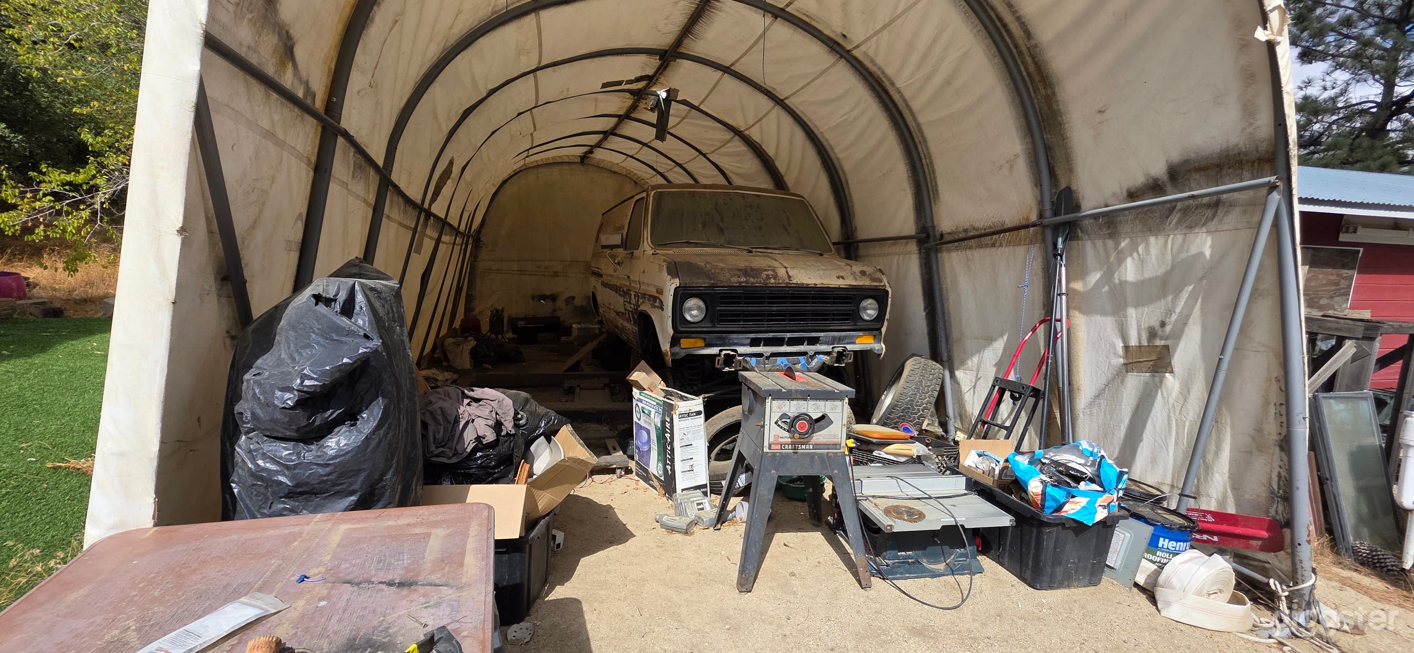 Americana Desert Barn Lot - Military, Jeeps, Boats, Junk Photo 3