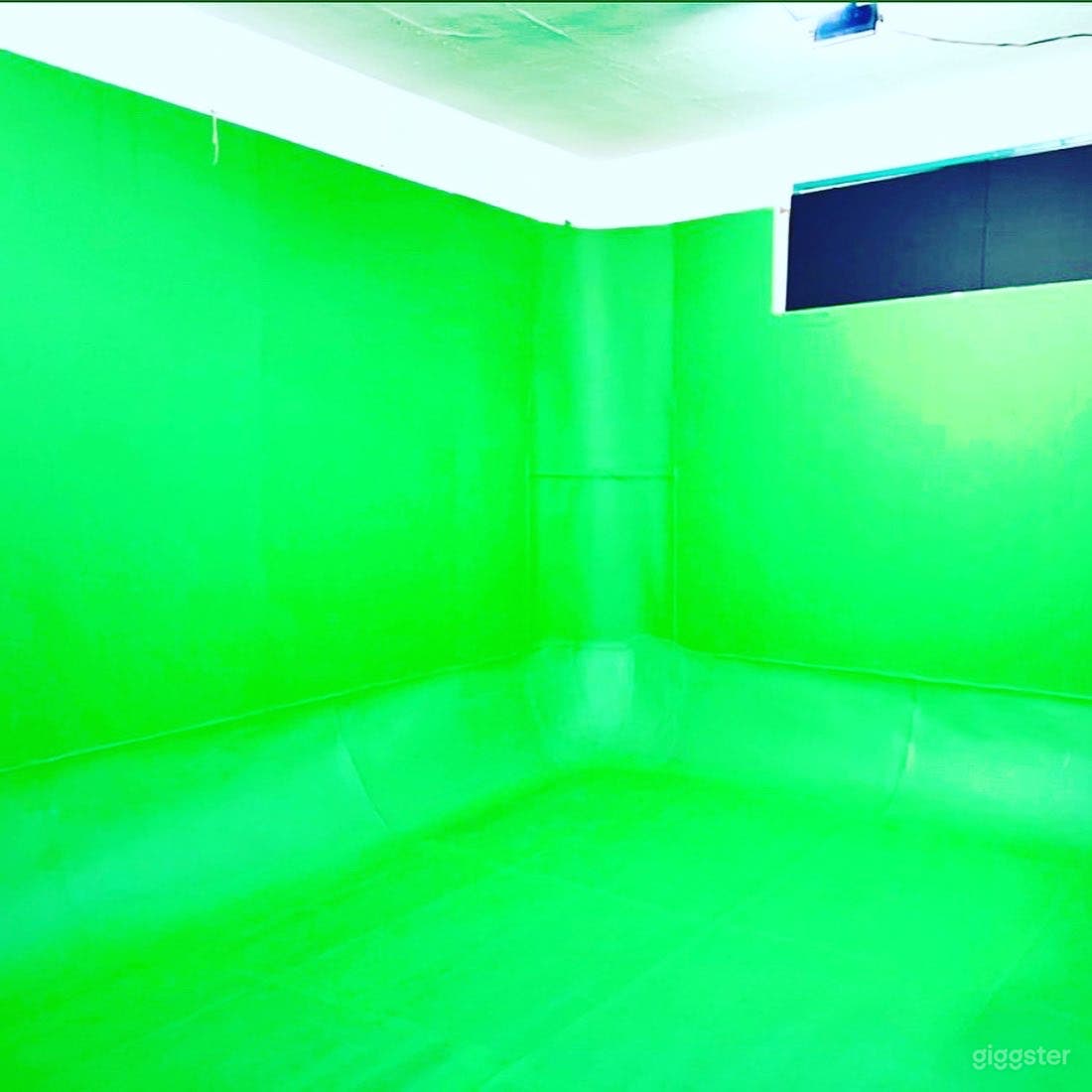 Green Screen Cyc Wall 20x20 Photo 3