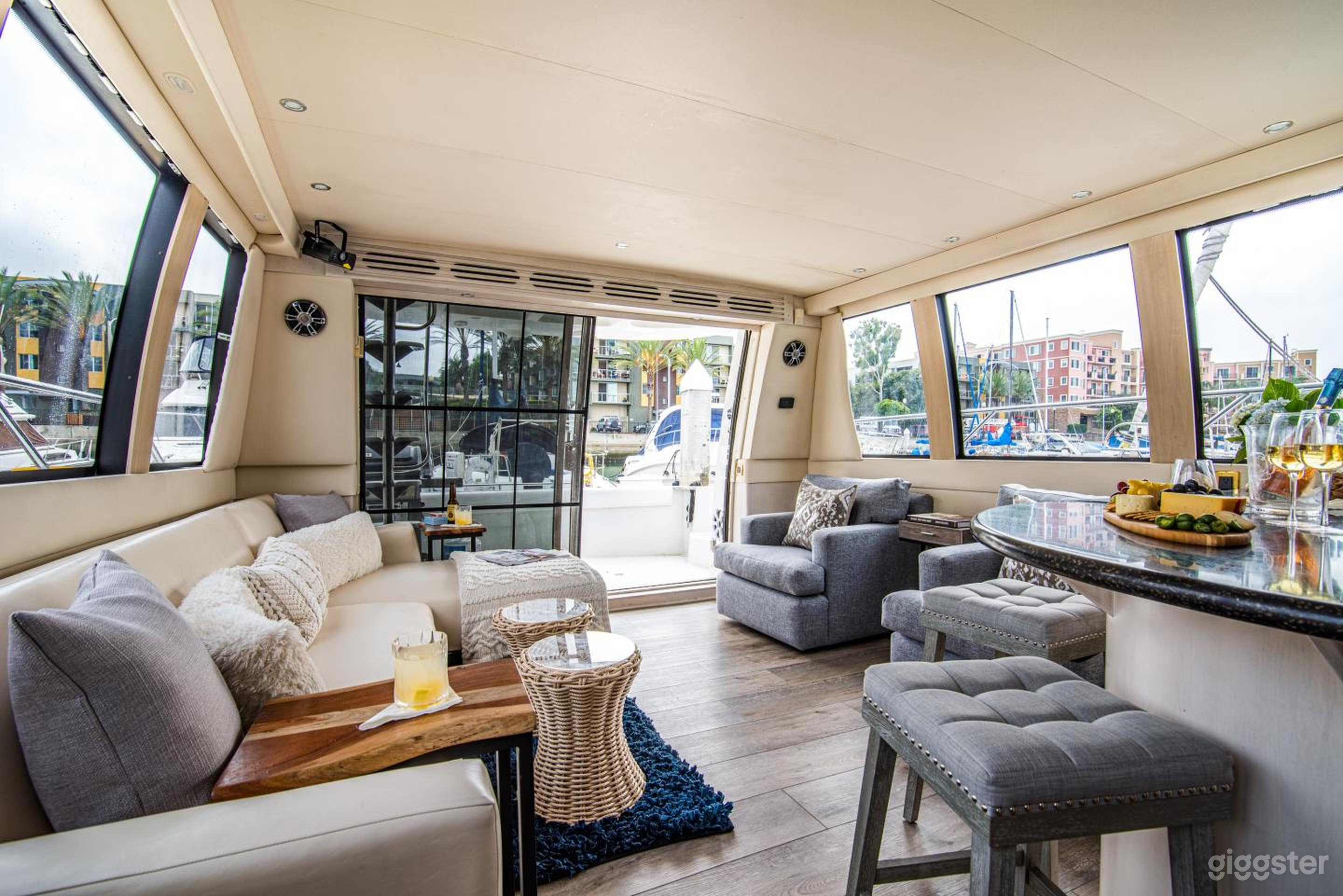 60' THE CARVER BOAT Photo 4