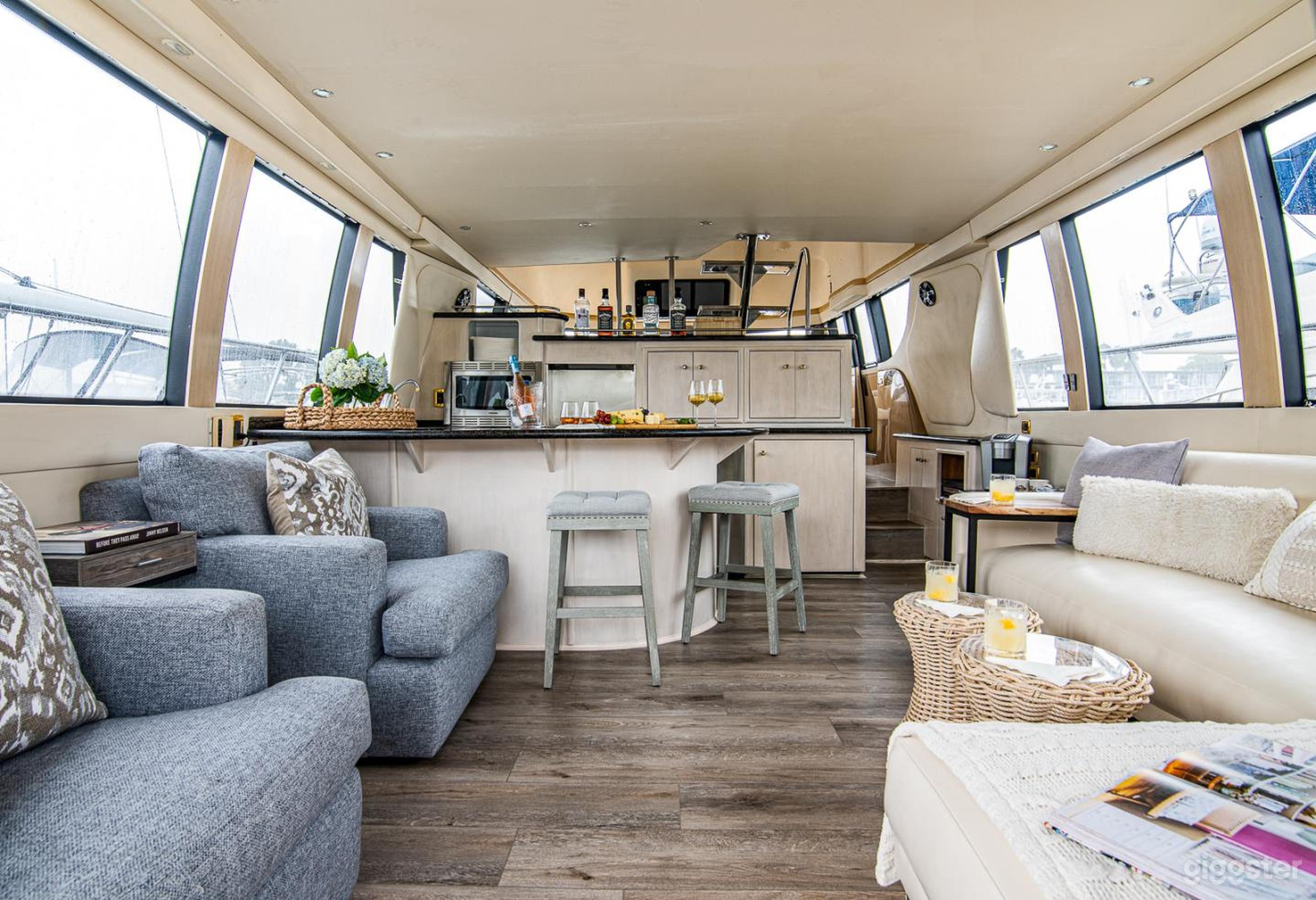 60' THE CARVER BOAT Photo 3