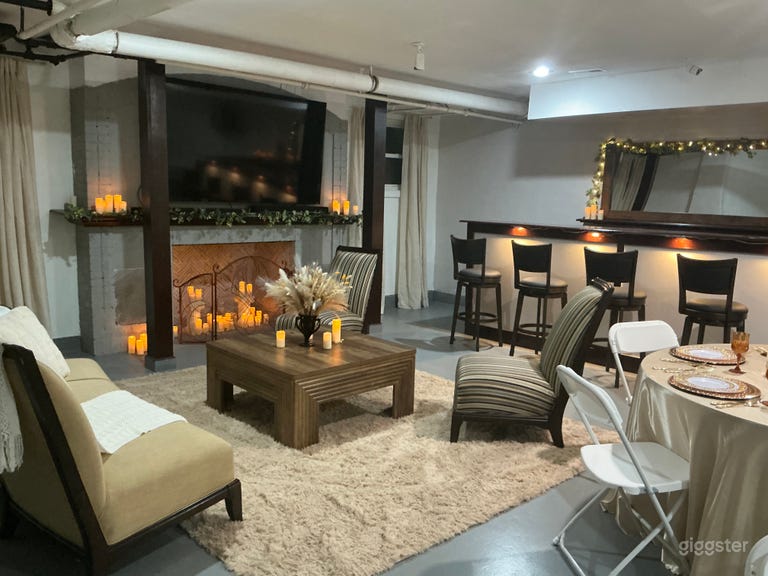  Lugar elegante y curado tipo speakeasy en el nivel inferior junto a la chimenea, ubicado en una mansión de 7500sf en el Distrito Histórico Boston Edison en Detroit. A minutos del centro. Chimenea de leña en temporada, velas en verano. Reserva tus celebraciones navideñas ahora. 