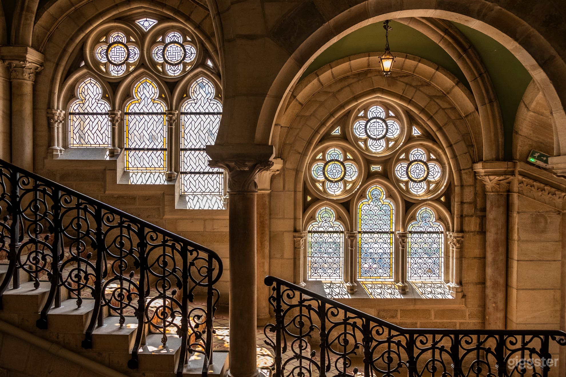 Photo de Château gothique enchanteur avec grandes salles historiques 4