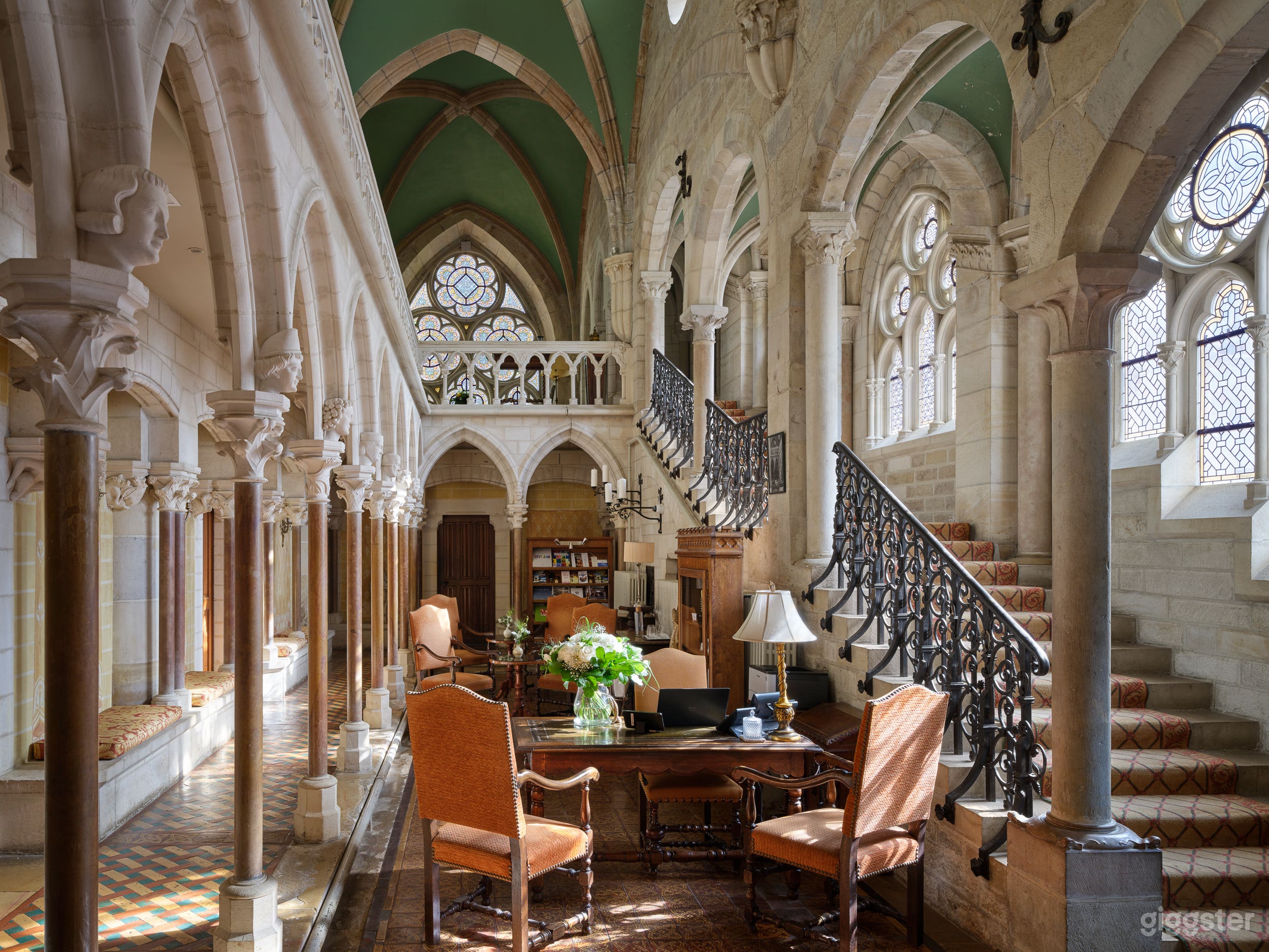 Photo de Château gothique enchanteur avec grandes salles historiques 3