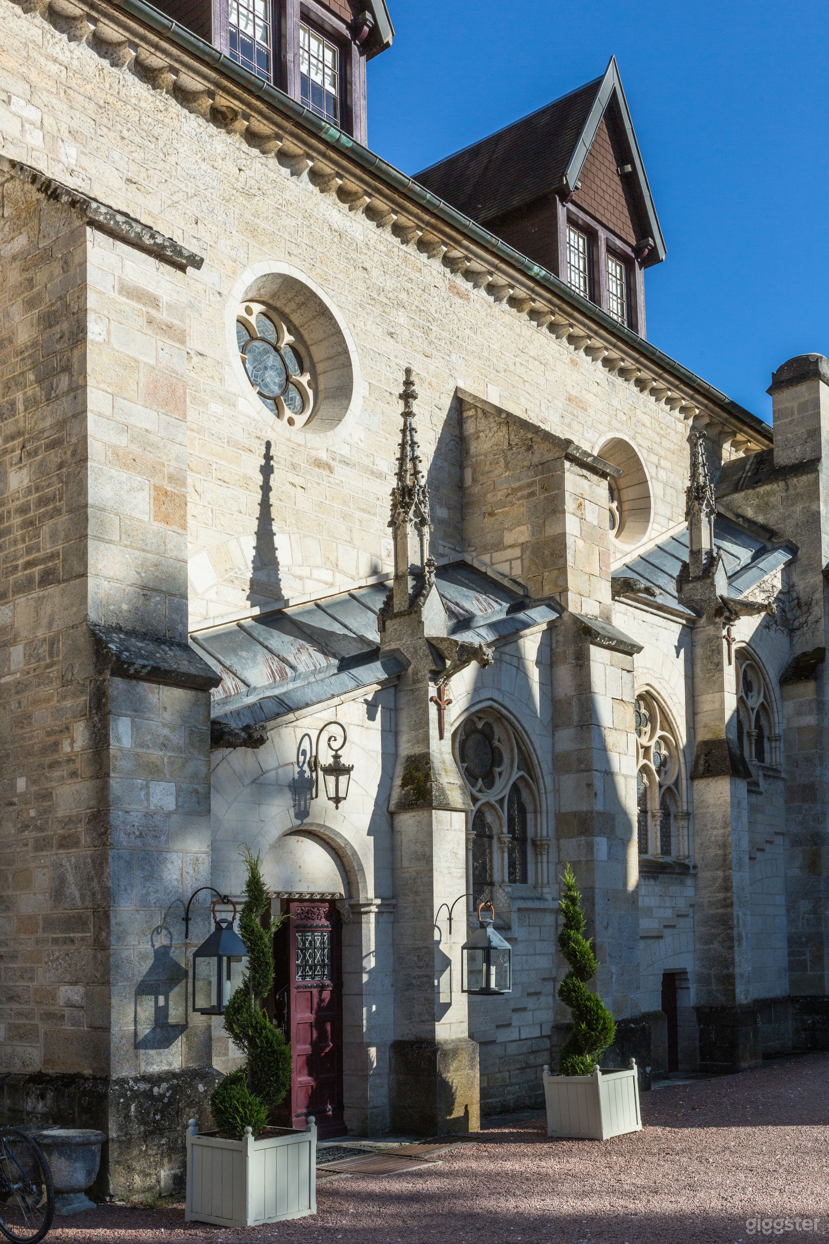 Photo de Château gothique enchanteur avec grandes salles historiques 2