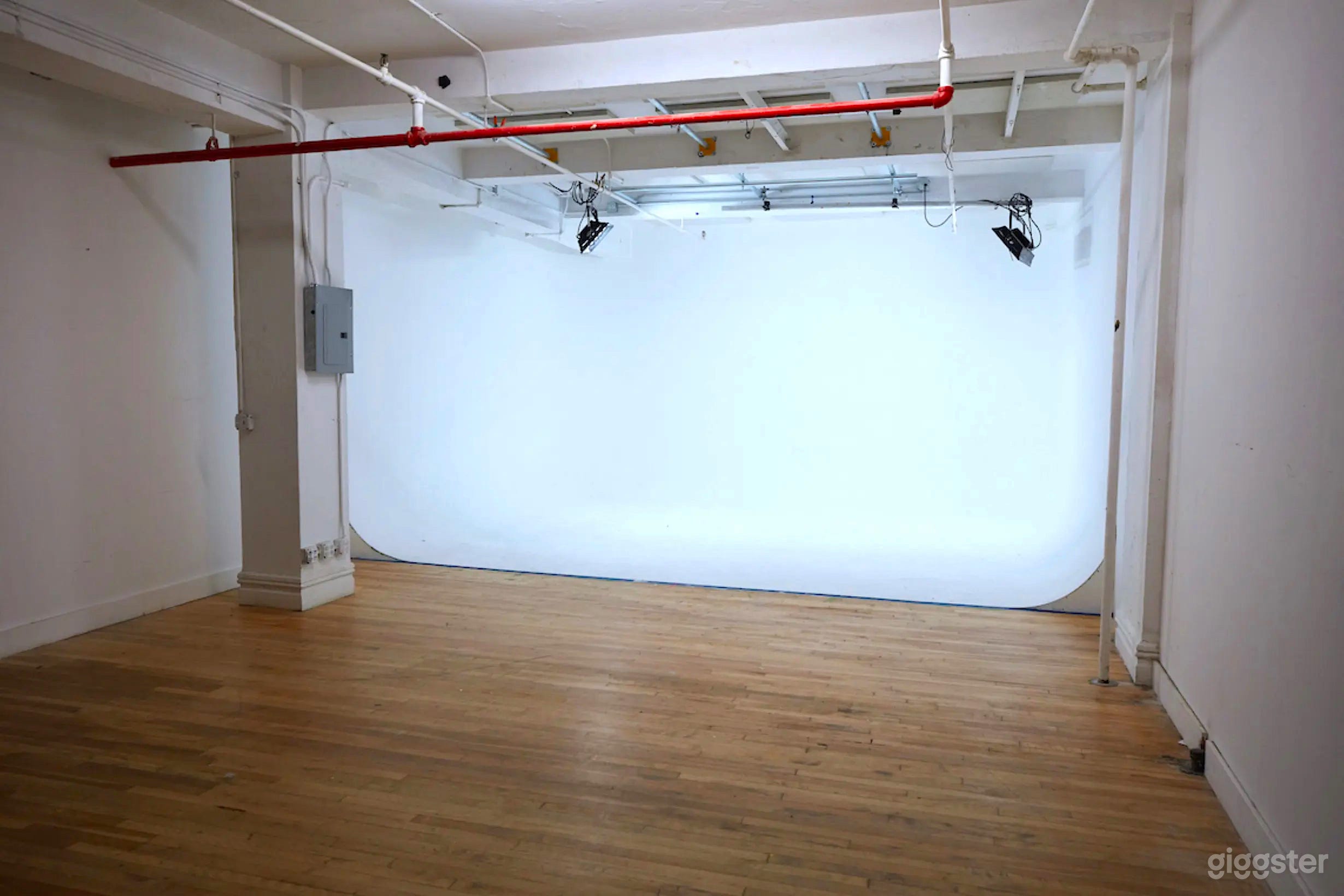 Pre-lit 2 corner cyc wall soundstage