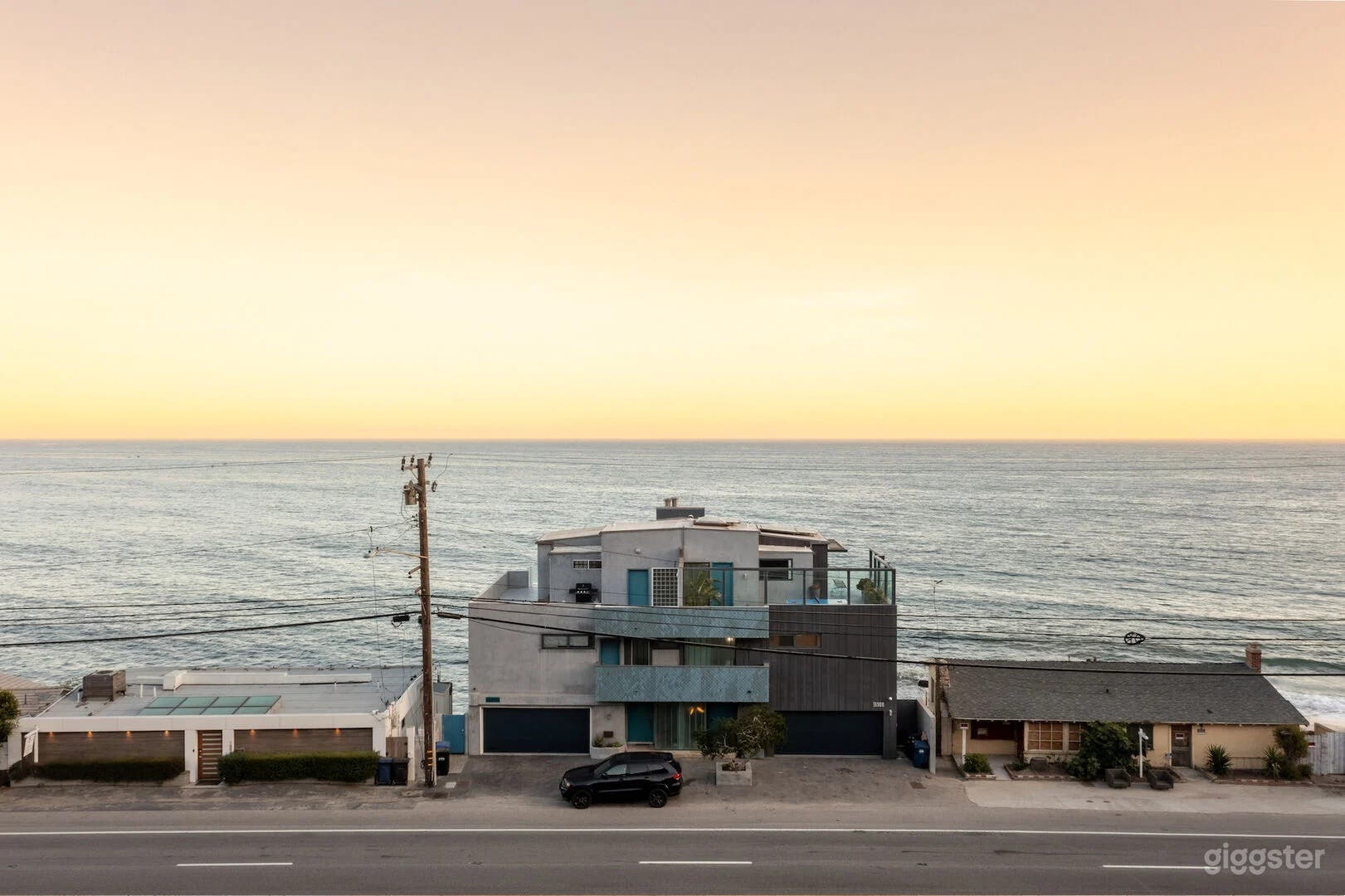 Infinity | Lux Four-Level Oceanfront Photo 2