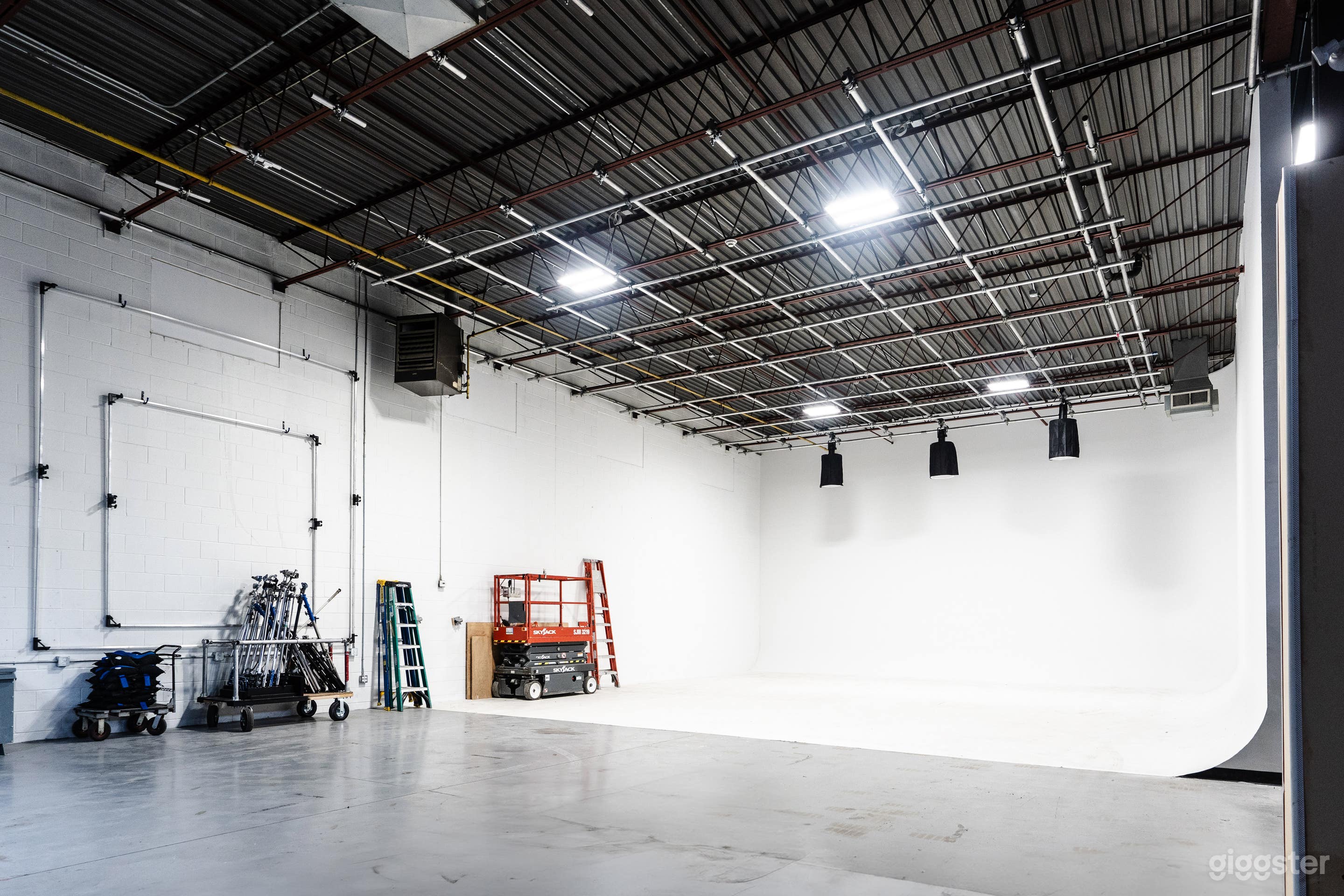 4000sqft Film Studio with Large Cyclorama  Photo 1