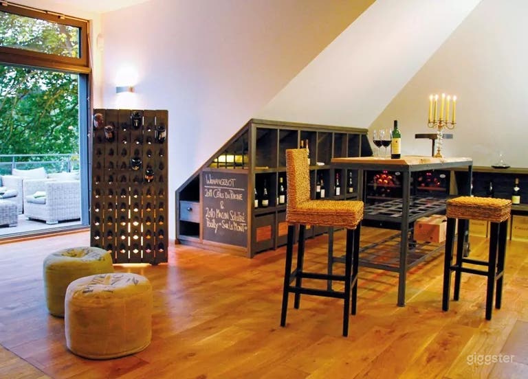  Weinlounge mit Terrasse in historischer Tankstelle 