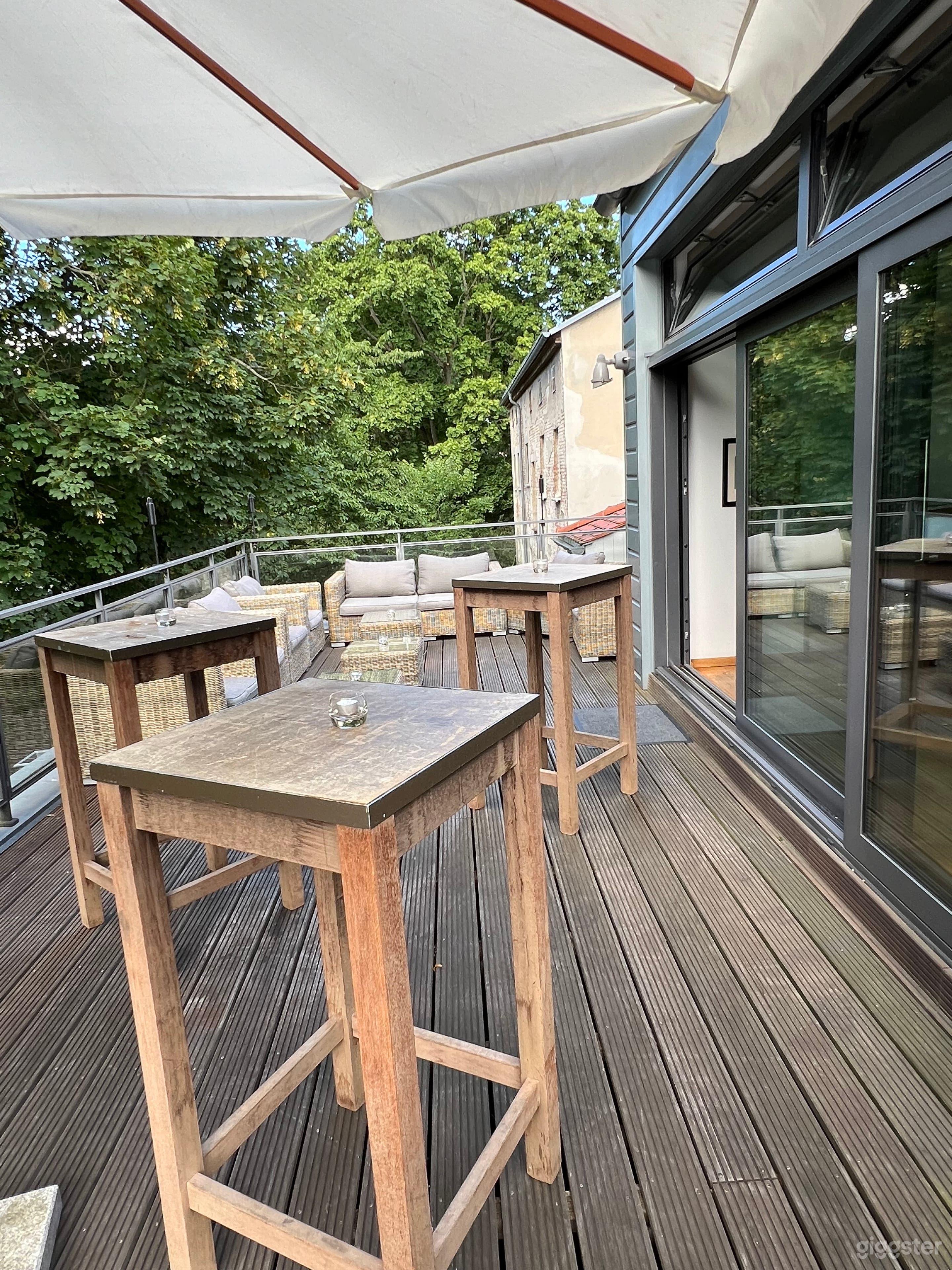 Weinlounge mit Terrasse in historischer Tankstelle Foto 3