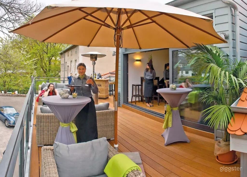 Weinlounge mit Terrasse in historischer Tankstelle Foto 4