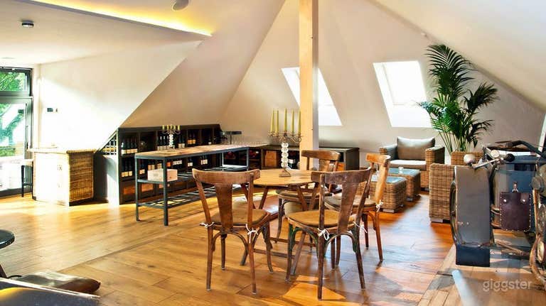  Weinlounge mit Terrasse in historischer Tankstelle 